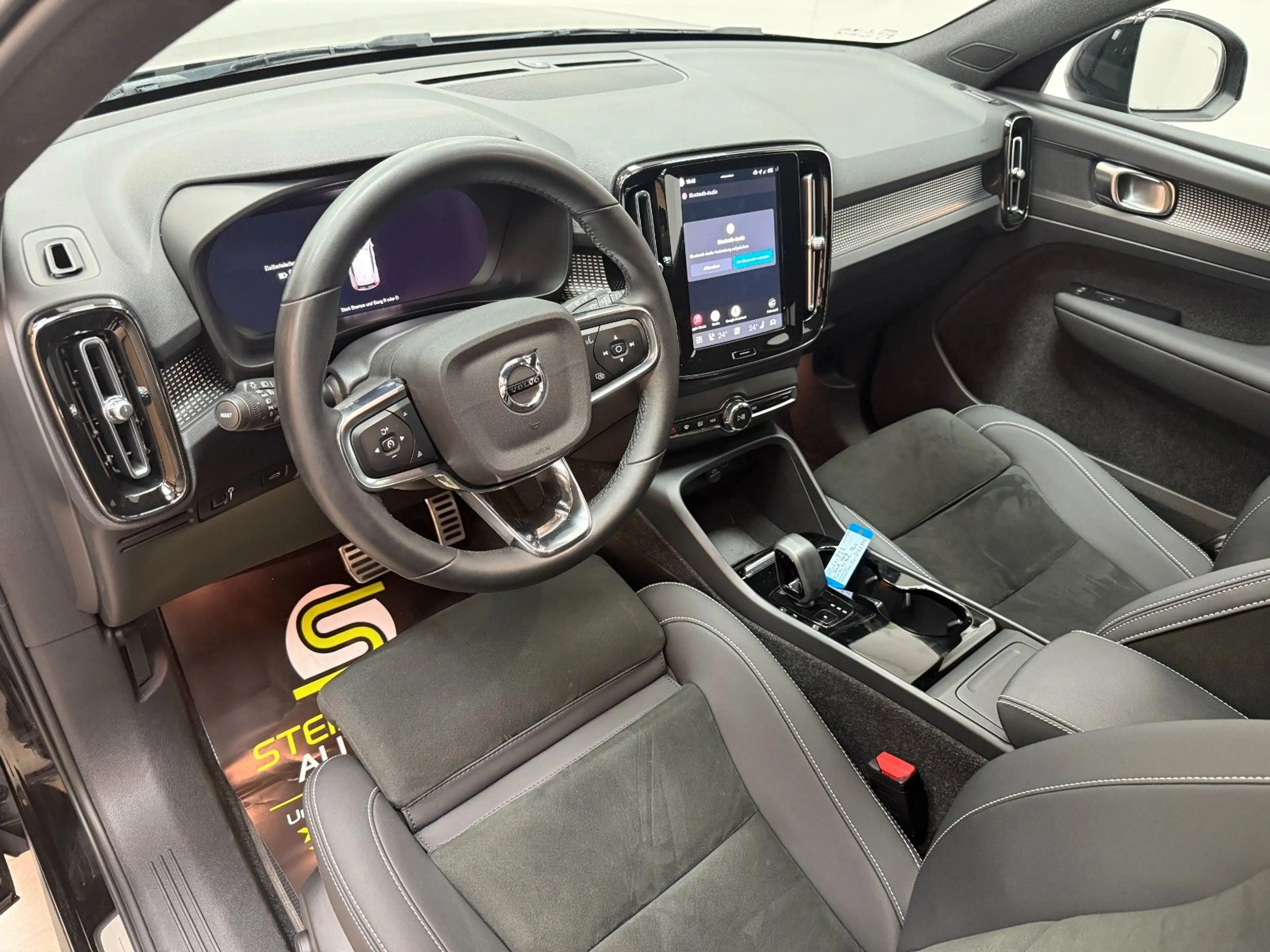Volvo XC40 Plus Recharge 2WD — photo 9