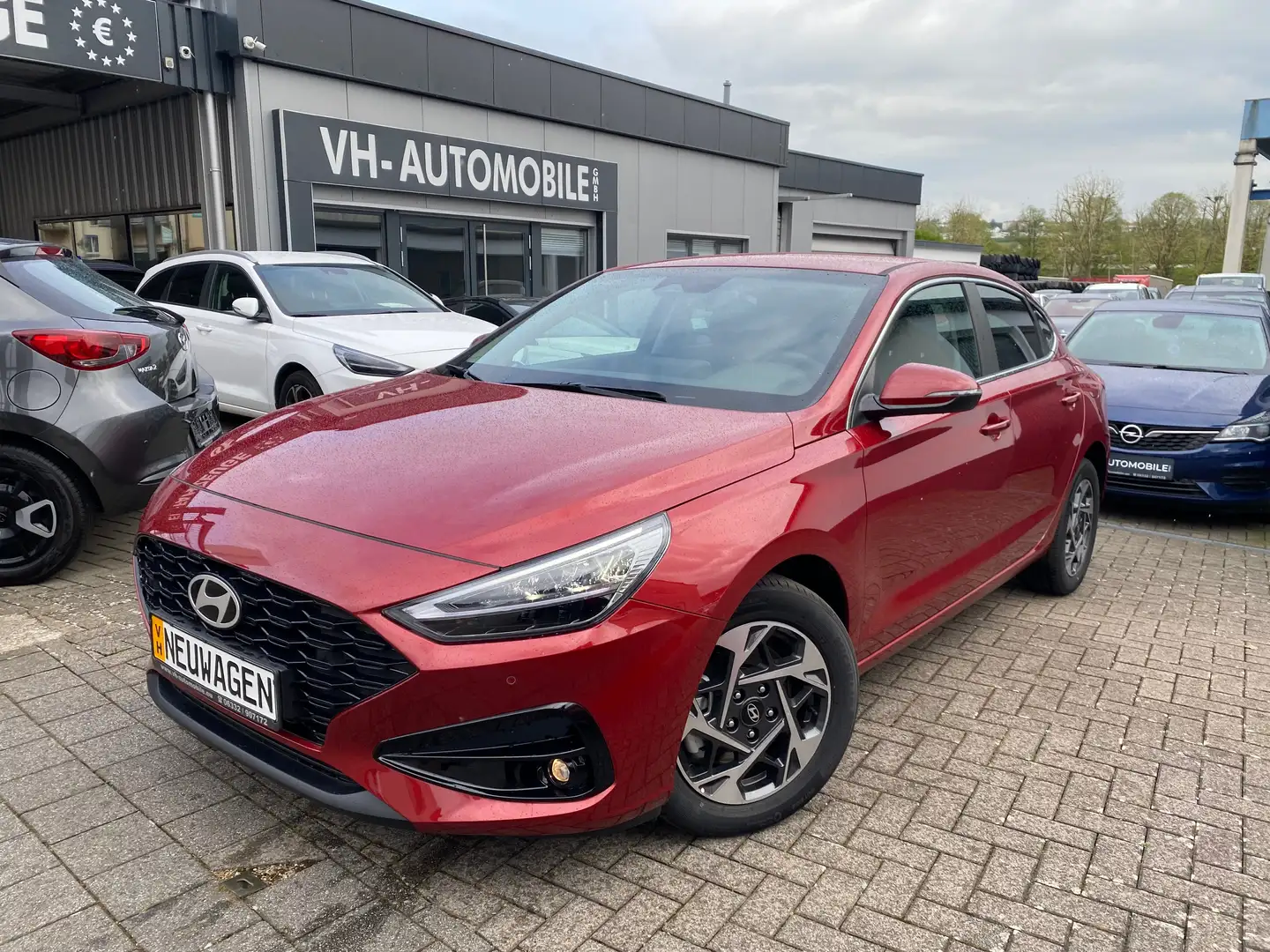 Hyundai i30 Fastback*NAVI&PDCvo&hi&KAMERA*LED SW*WINTERP*S-Key Red - 1