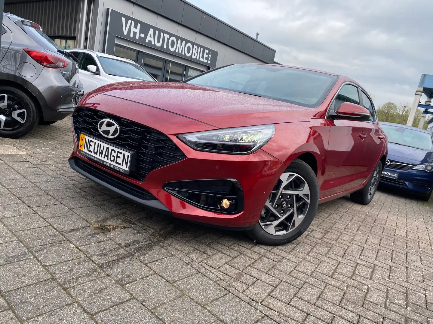Hyundai i30 Fastback*NAVI&PDCvo&hi&KAMERA*LED SW*WINTERP*S-Key Red - 2