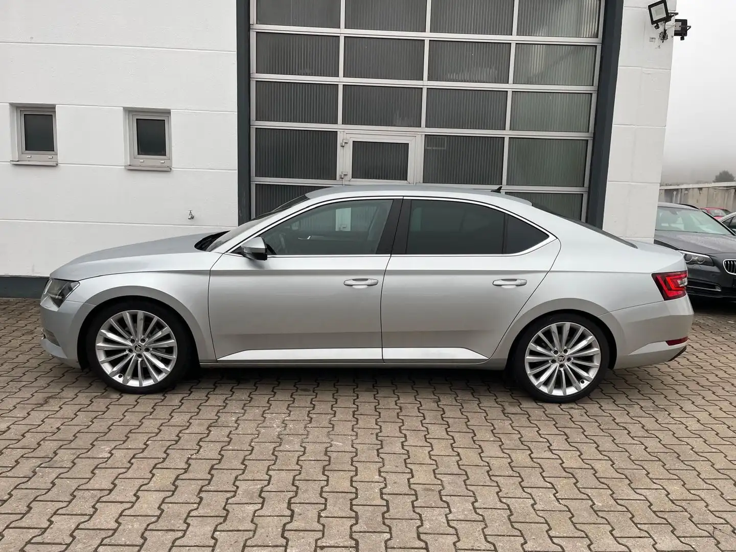 Skoda Superb Limo 2,0 TDI Style/1.HD/DSG/SHZ/NAVI/PDC Silber - 2