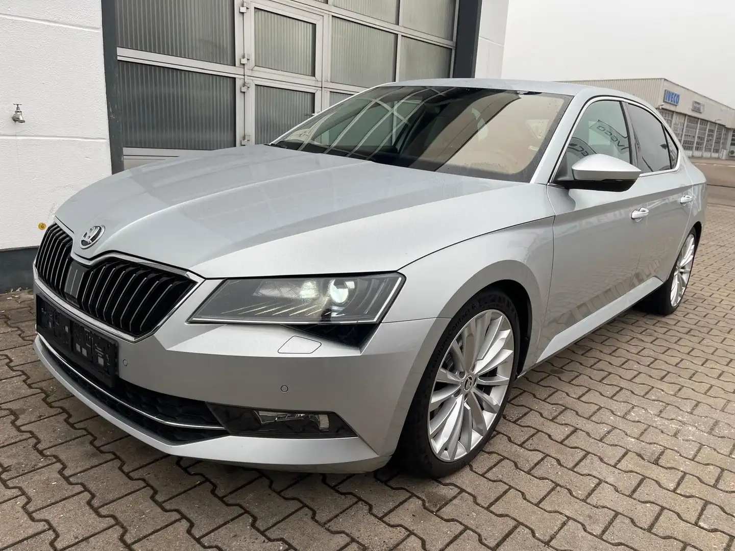 Skoda Superb Limo 2,0 TDI Style/1.HD/DSG/SHZ/NAVI/PDC Silber - 1