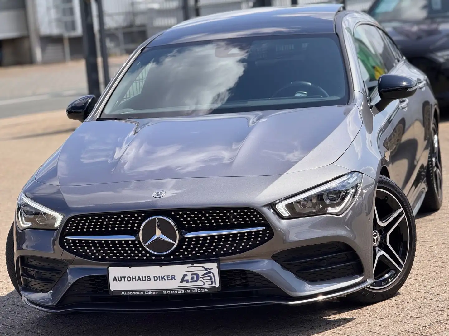 Mercedes-Benz CLA 200 AMG Line Night Paket Gris - 1