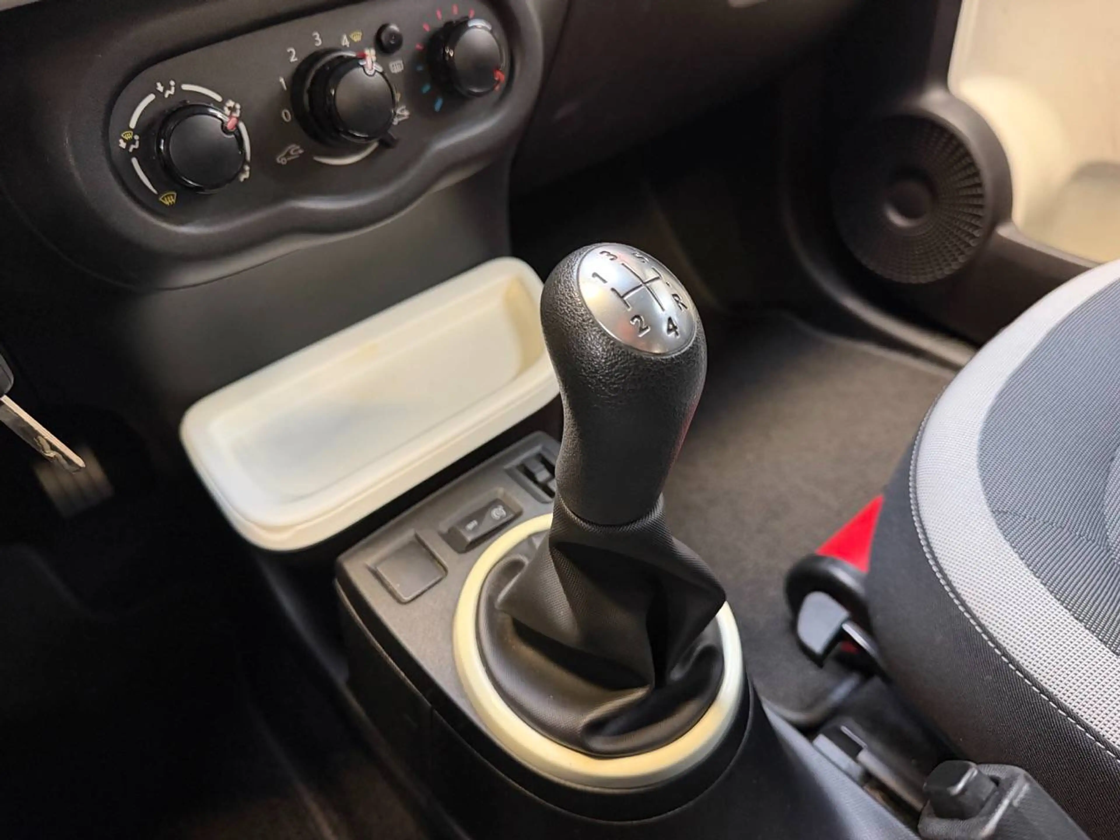 Renault Twingo Twingo 1.0i SCe — photo 12