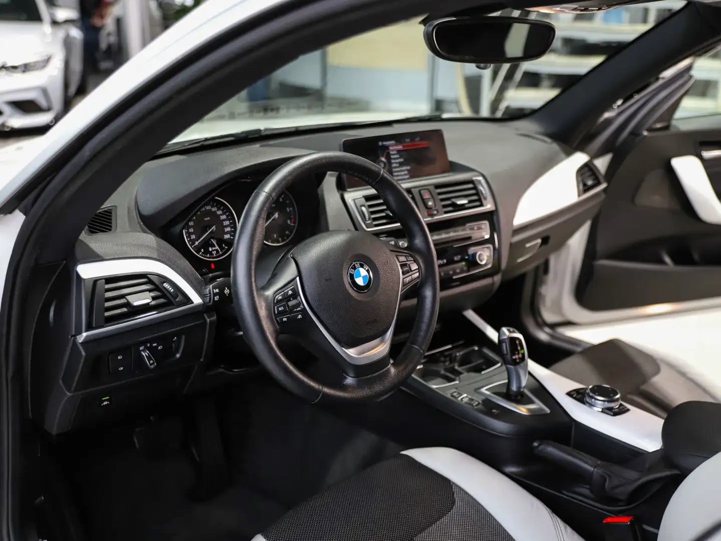 BMW 120 120d xDrive Urban Kamera Harman Glasdach ACC Weiß - 2
