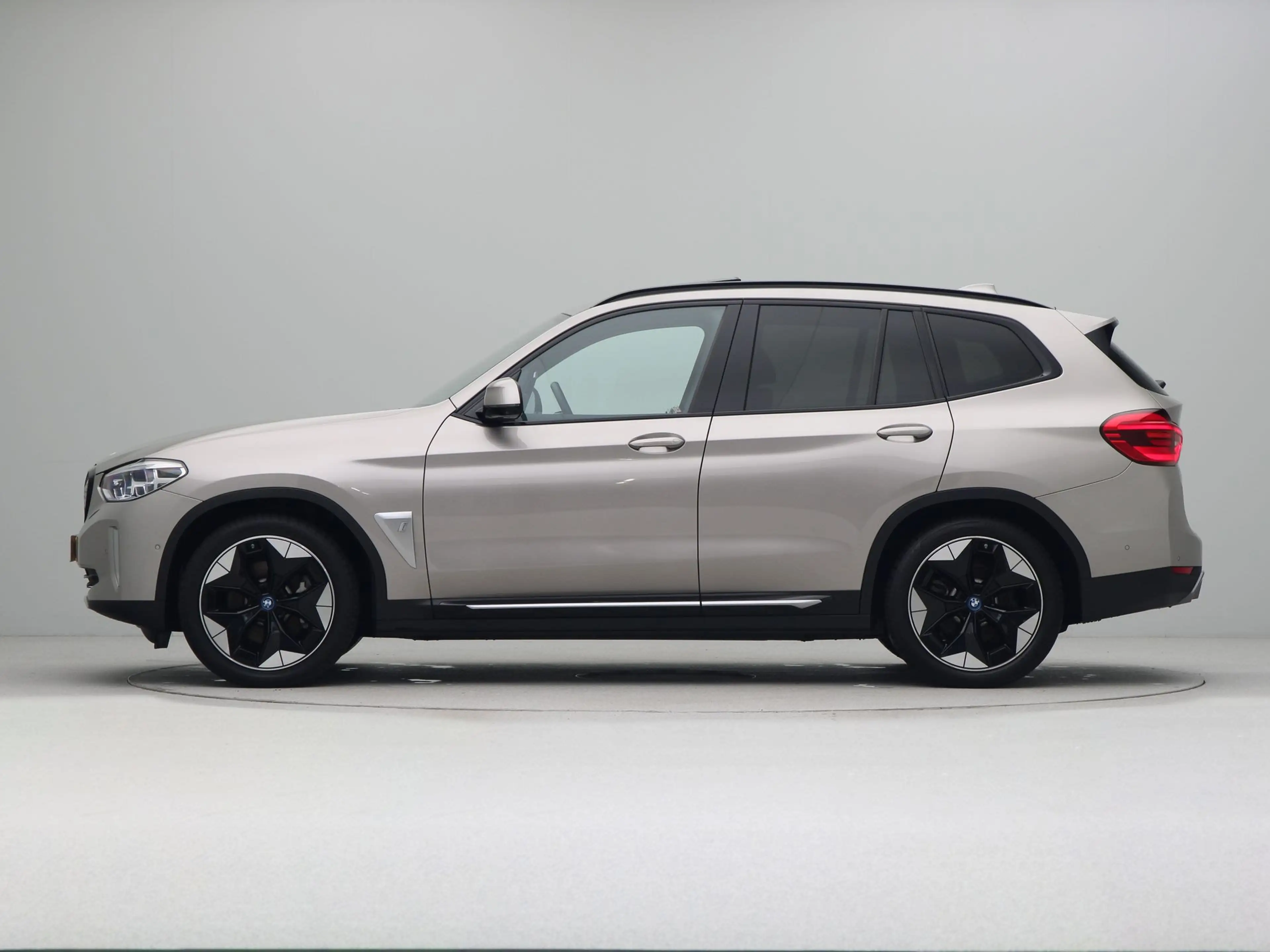 BMW iX3 High Executive 80 kWh — photo 11