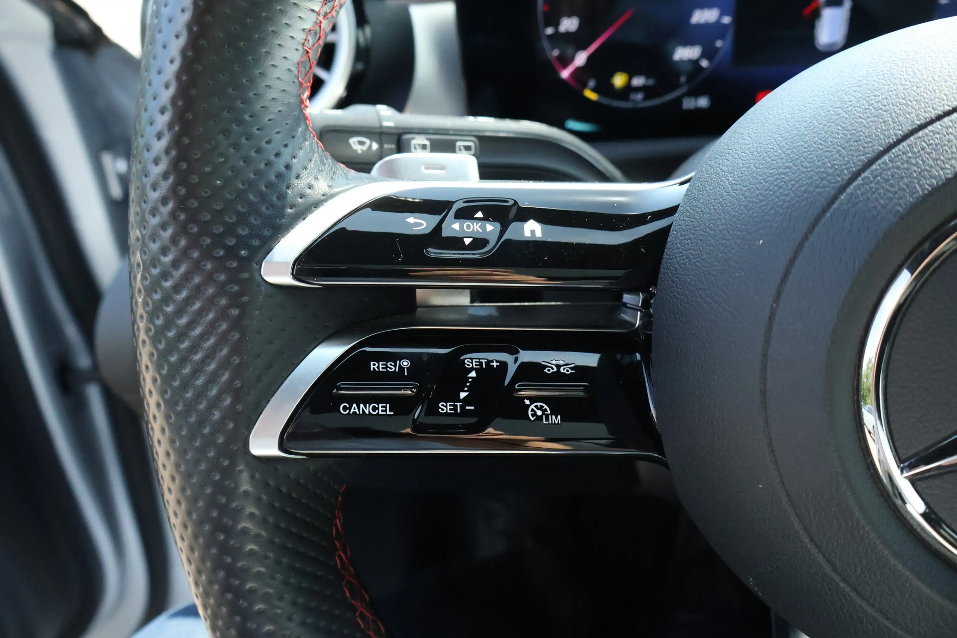 Mercedes-Benz A 180 A180 AMG Line — photo 23
