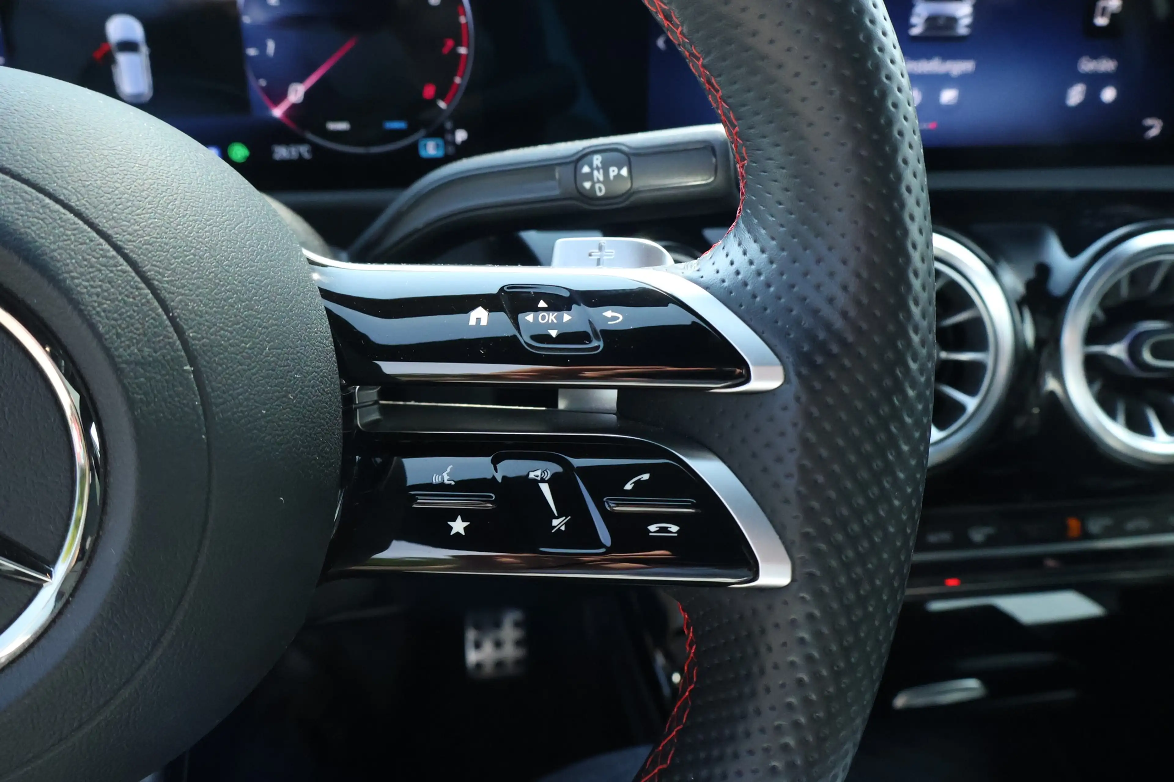 Mercedes-Benz A 180 A180 AMG Line — photo 24