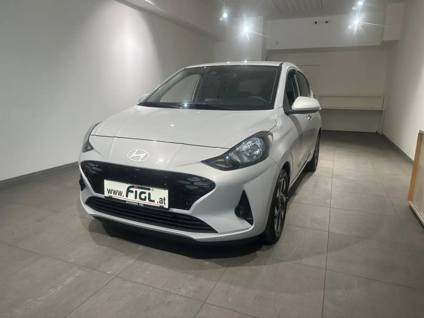 Hyundai i10 1,0 GO PLUS Grau - 1