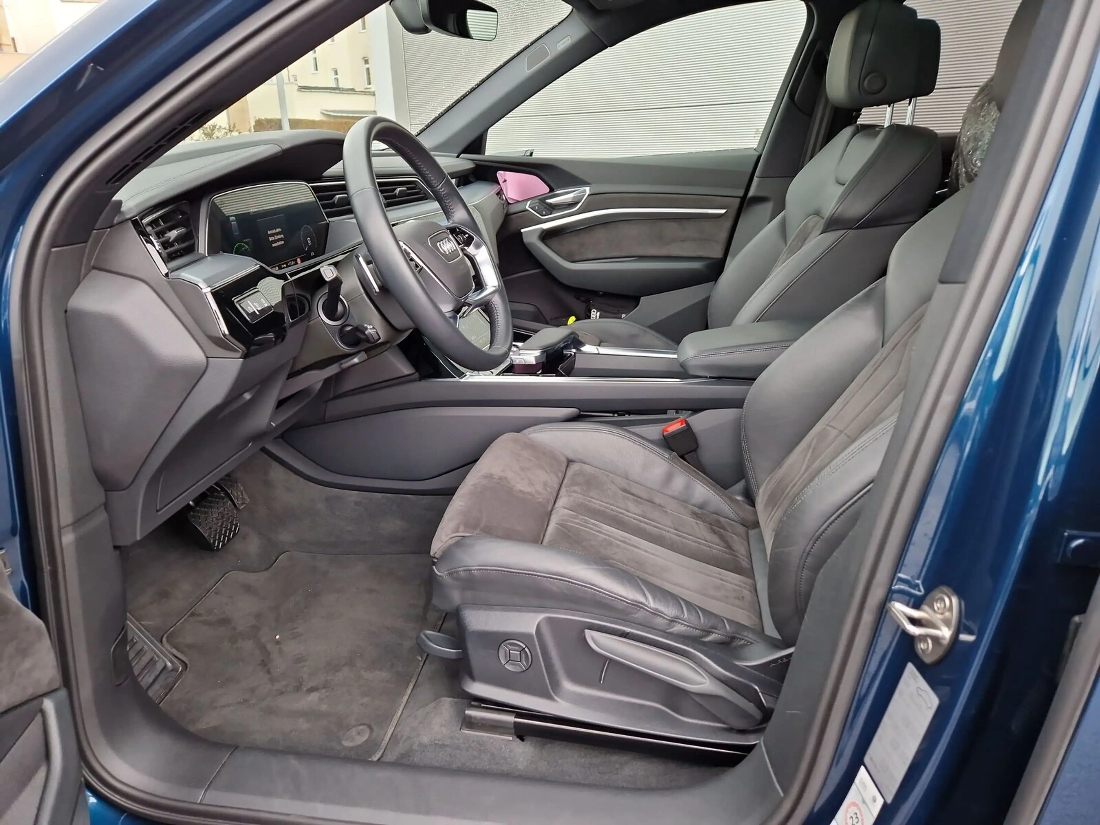 Audi e-tron 55 qu AHK HuD PANO MATRIX LUFT B&O — photo 10