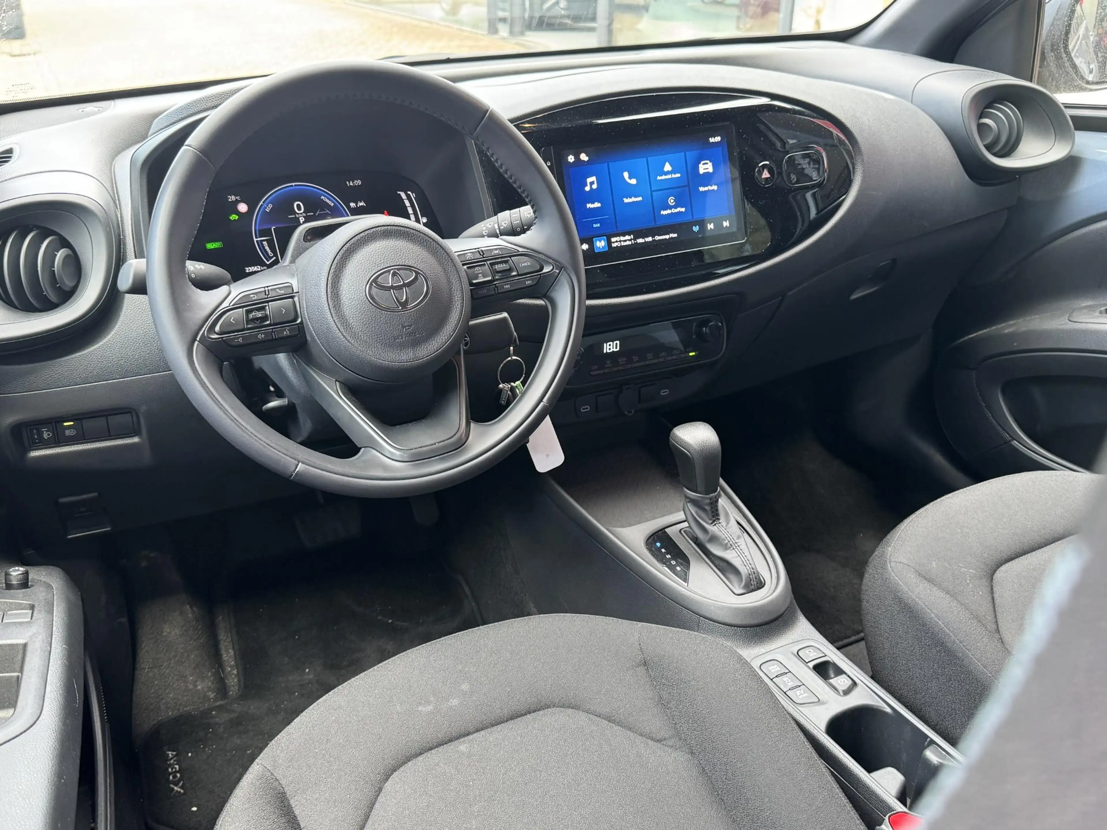Toyota Aygo X Hybrid 115 play APPLE/ANDROID CARPLAY ADAPTIEVE CR — photo 4
