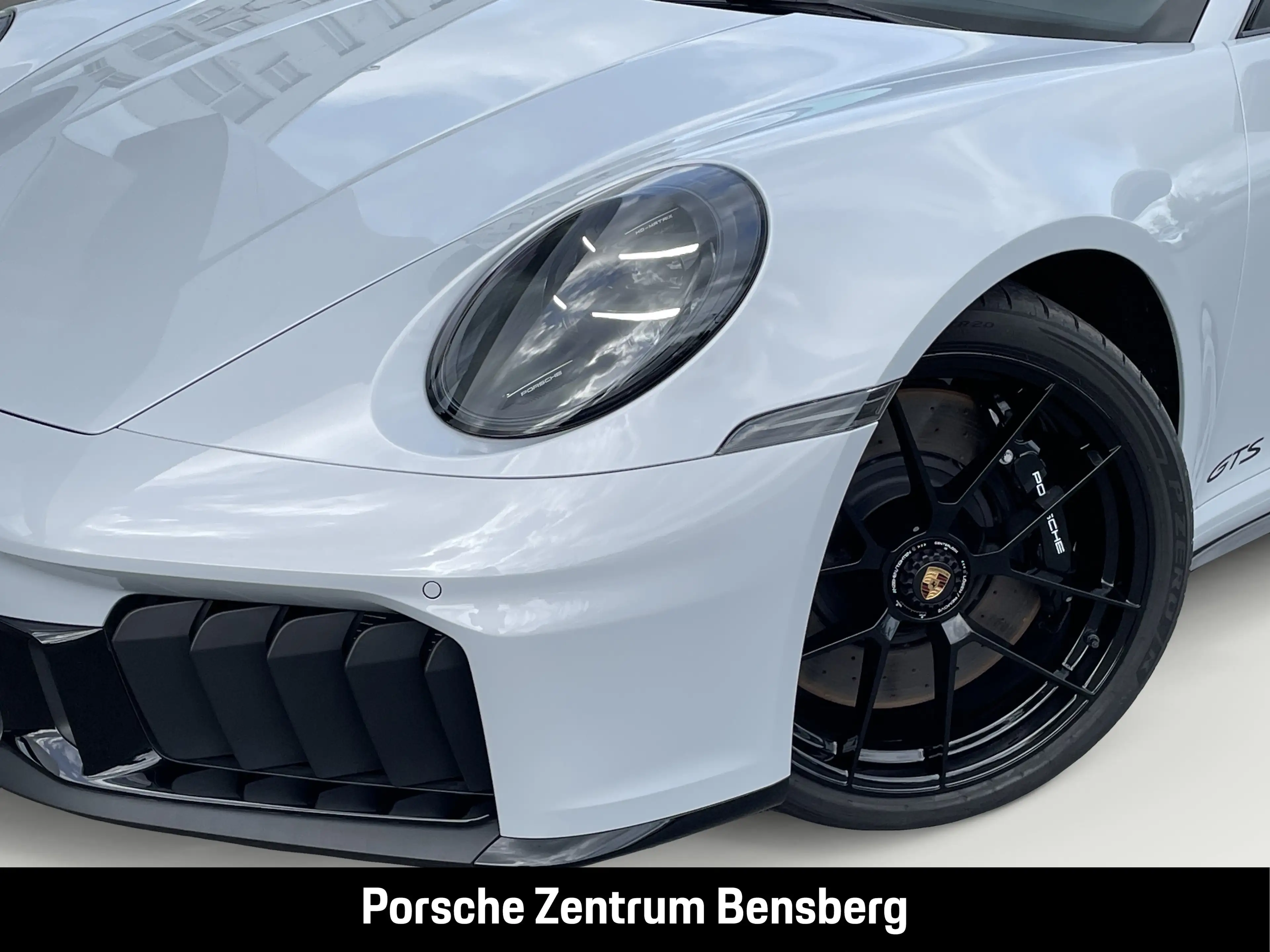 Porsche 911 Carrera 4 GTS — photo 13