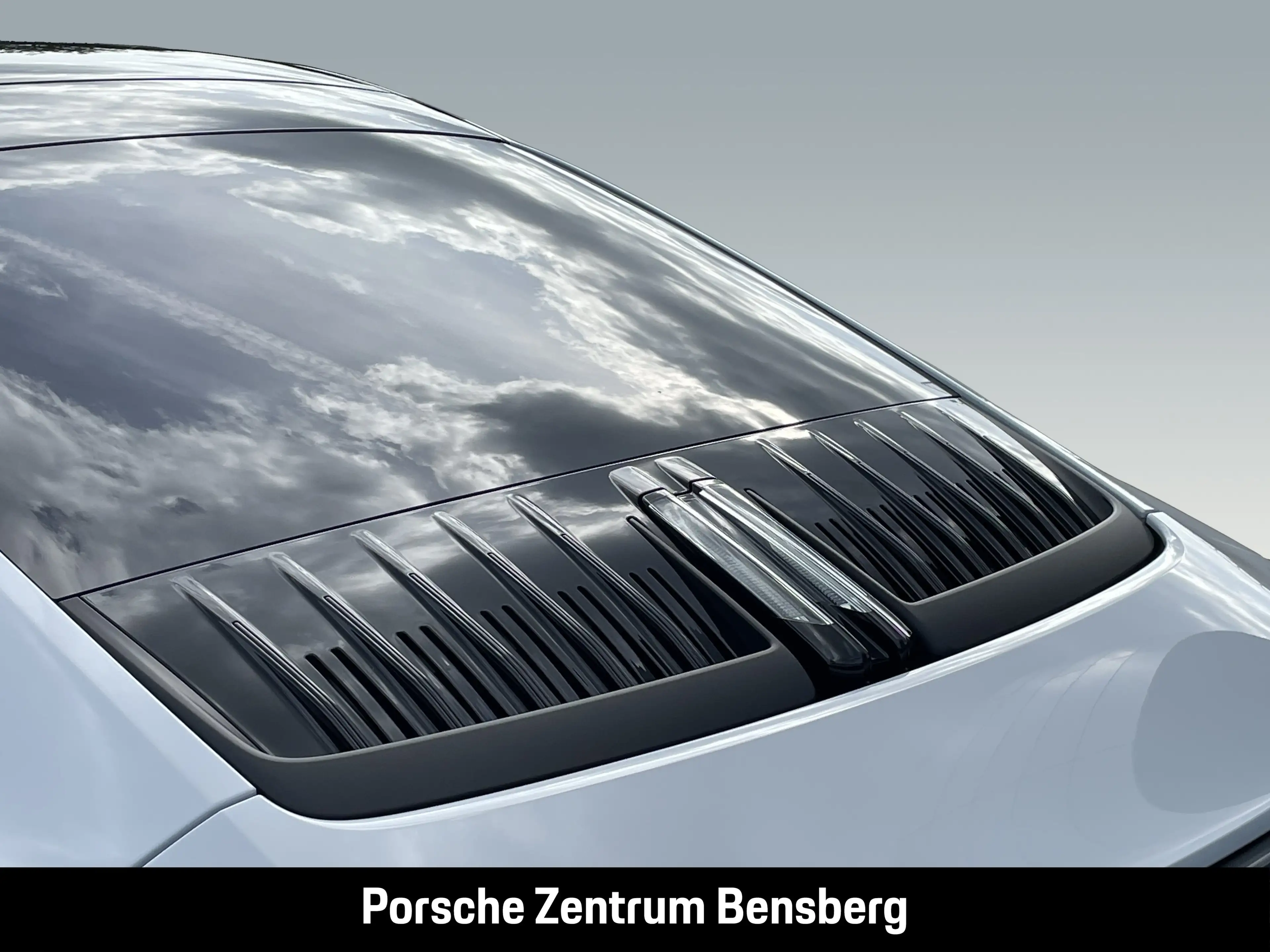 Porsche 911 Carrera 4 GTS — photo 14