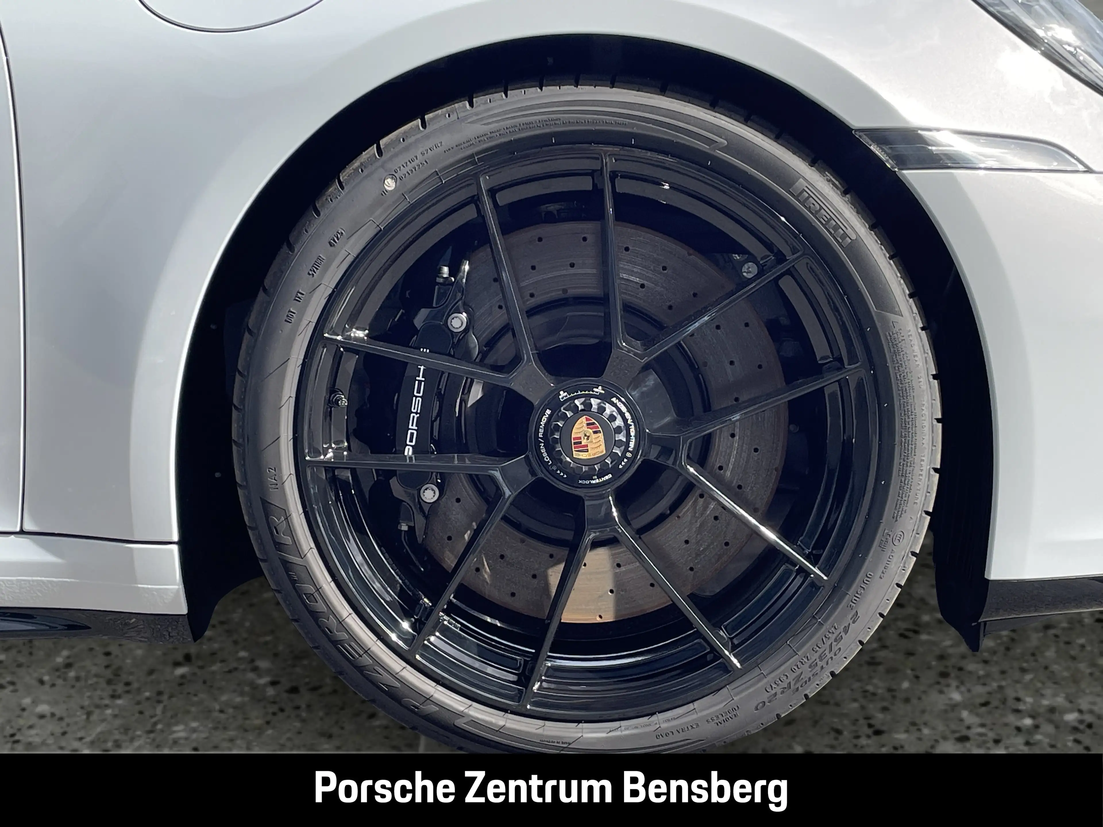 Porsche 911 Carrera 4 GTS — photo 10