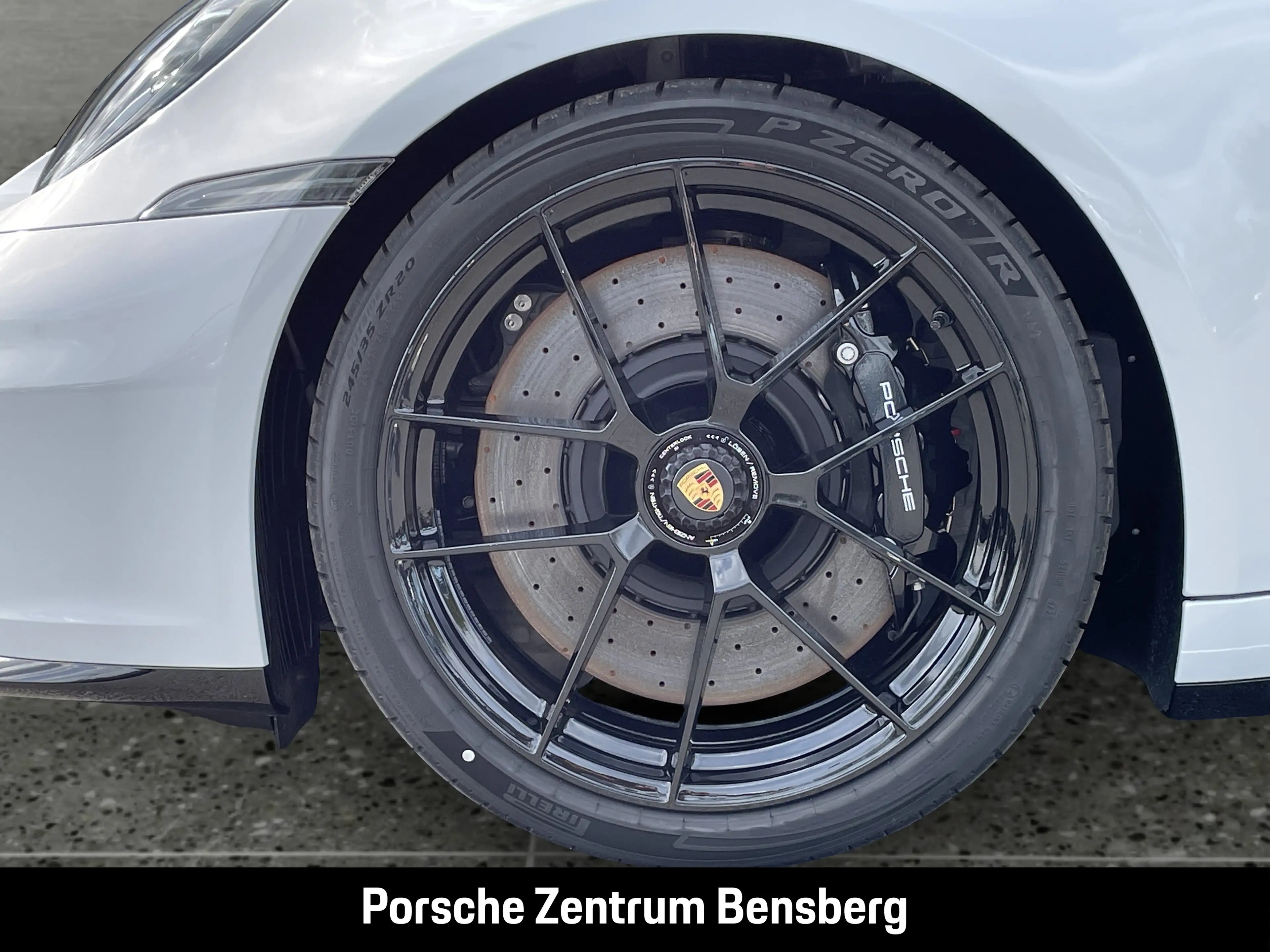 Porsche 911 Carrera 4 GTS — photo 11