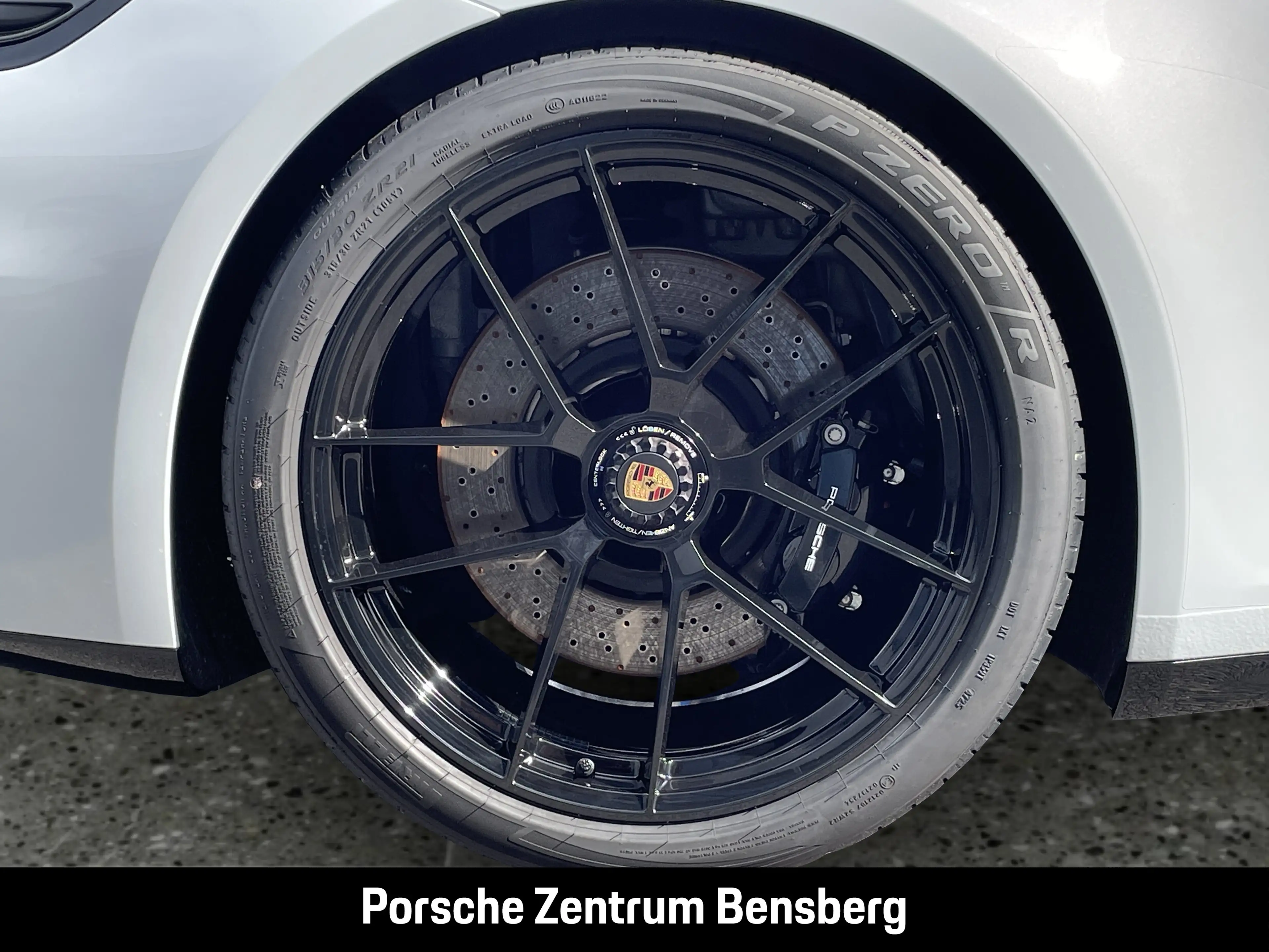 Porsche 911 Carrera 4 GTS — photo 9