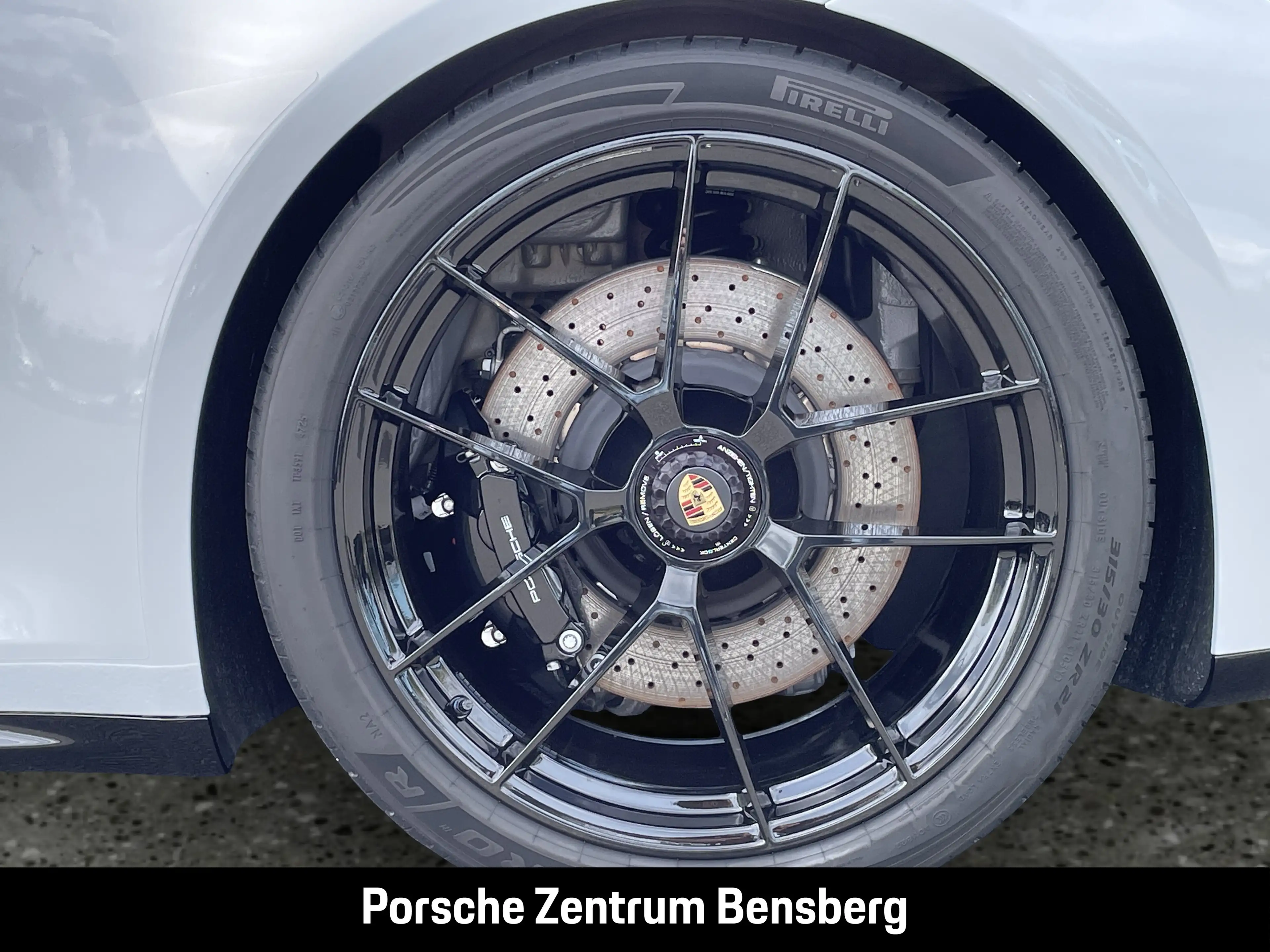 Porsche 911 Carrera 4 GTS — photo 12