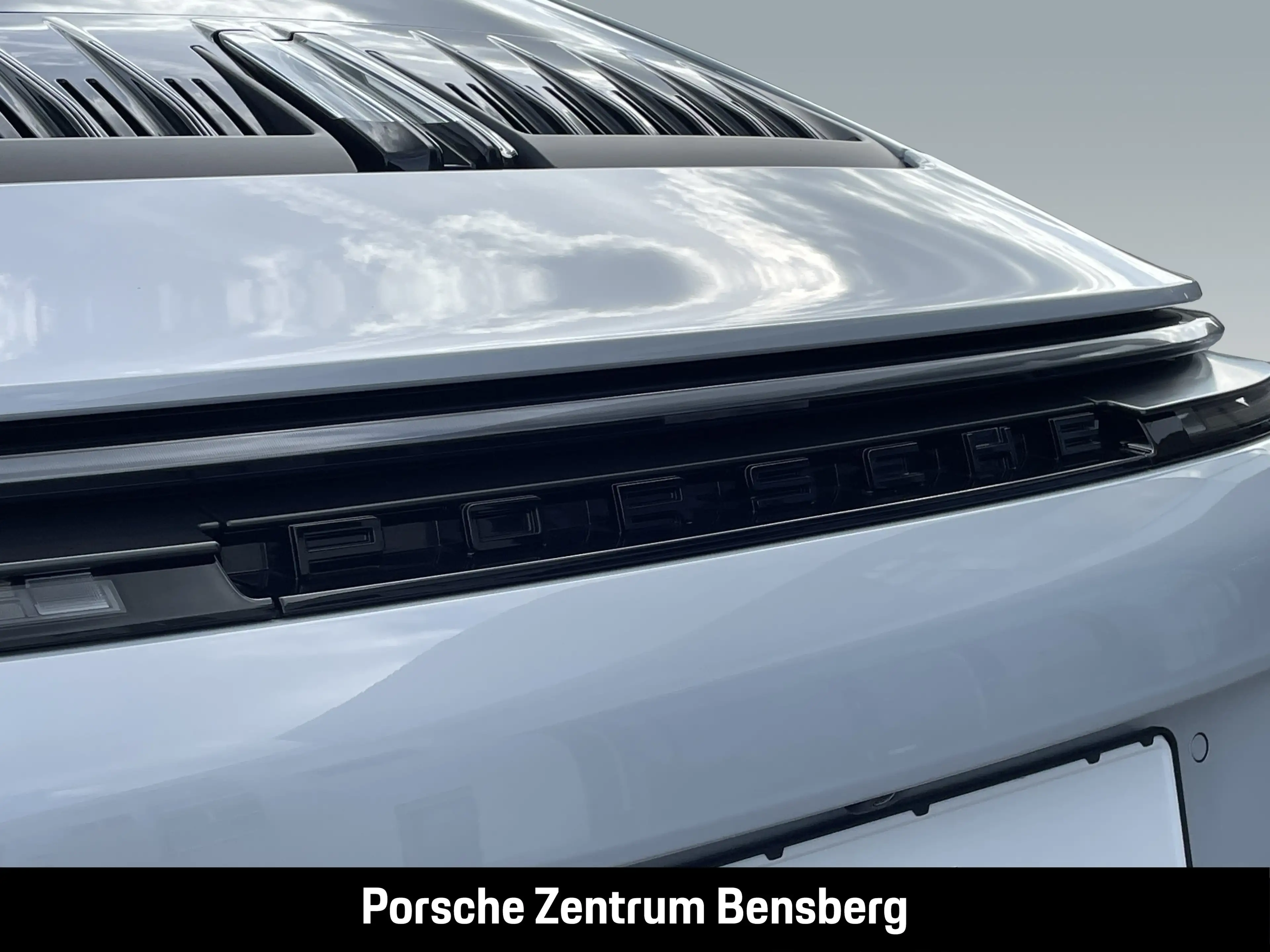 Porsche 911 Carrera 4 GTS — photo 15