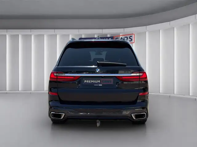 BMW X7 view 4