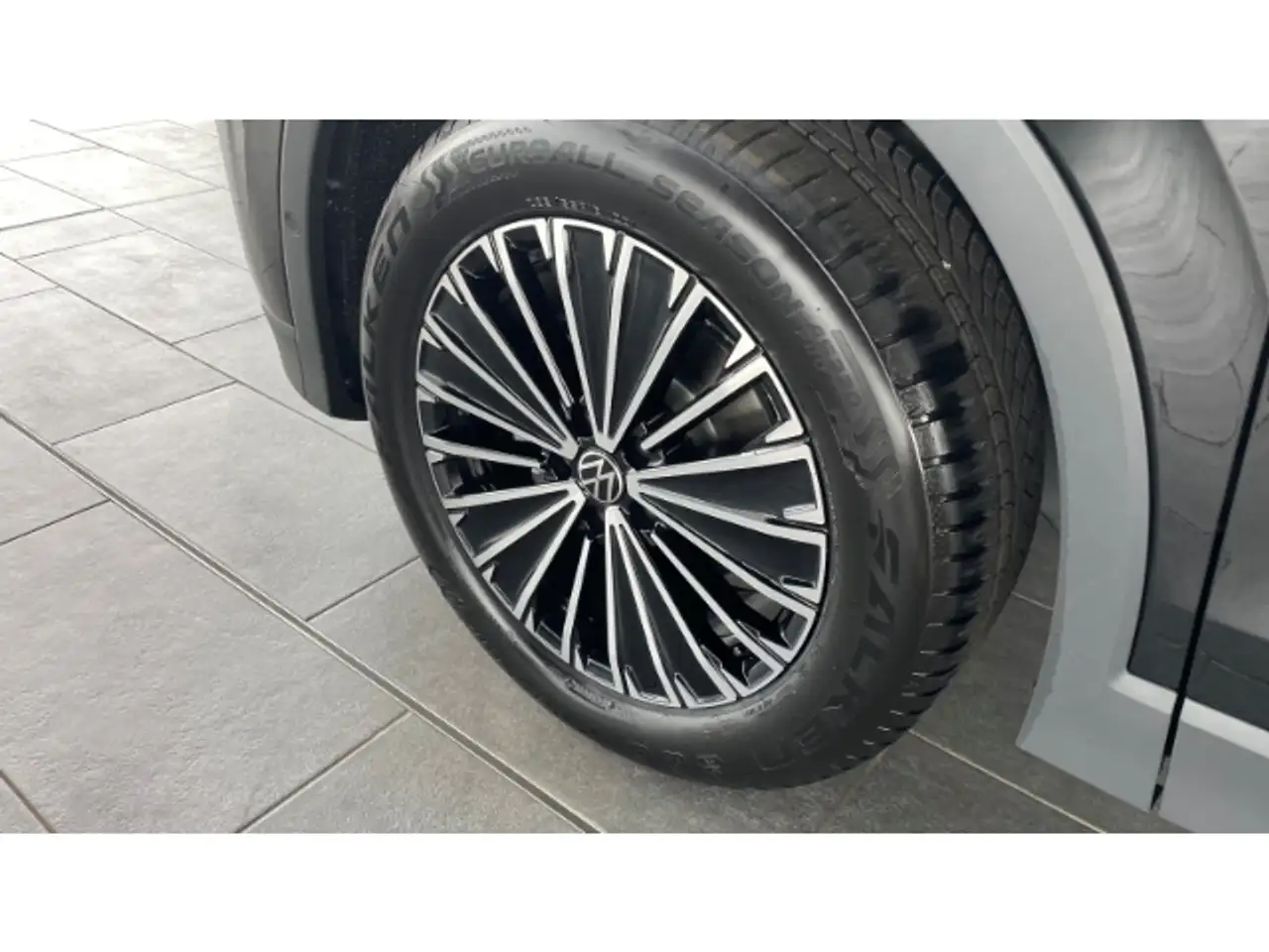Volkswagen Tiguan 1.5 Prime el. AHK Navi Kamera IQ-Light Ambiente vi 8