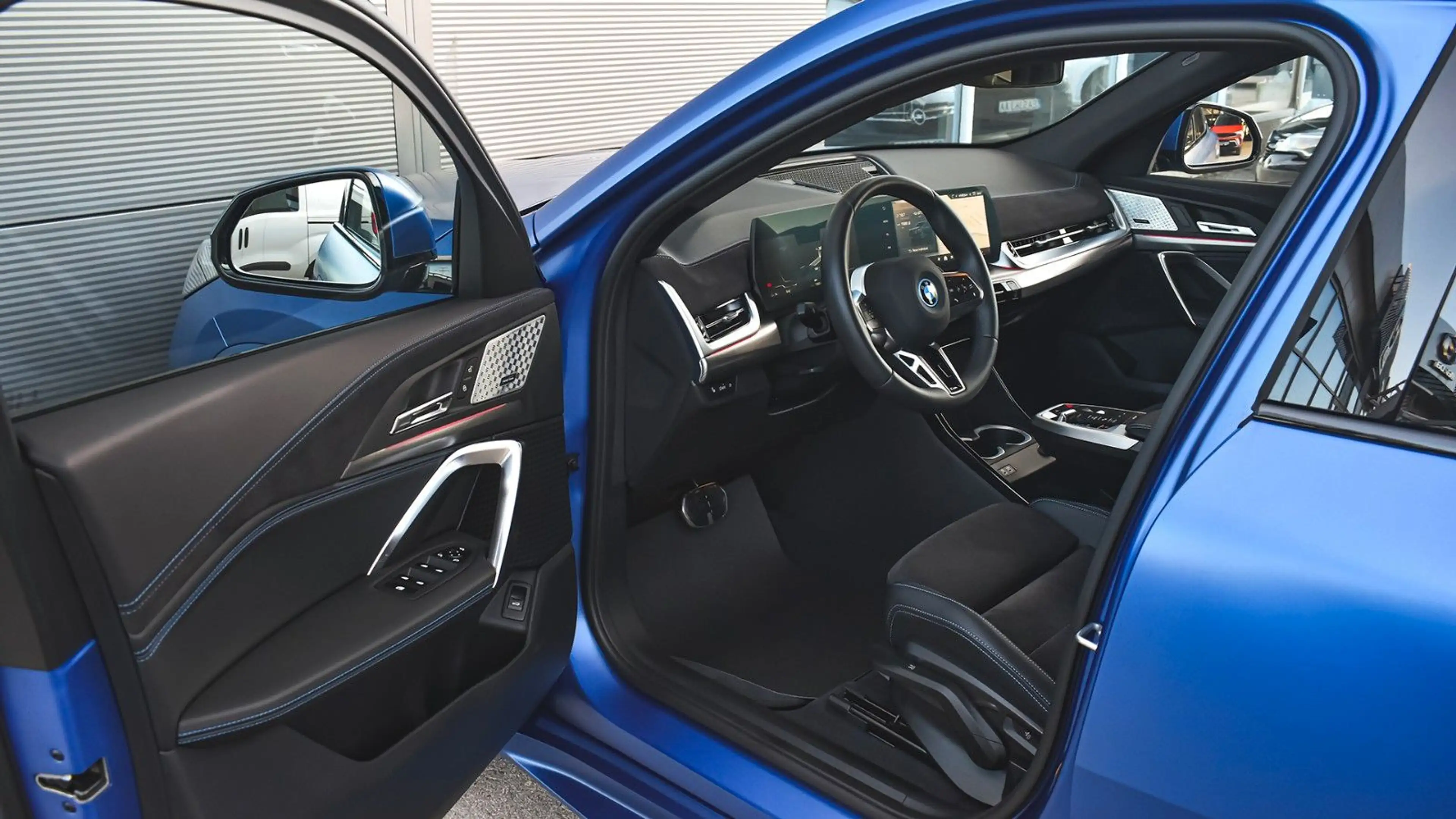 BMW iX2 xDrive30 M Sport — photo 8