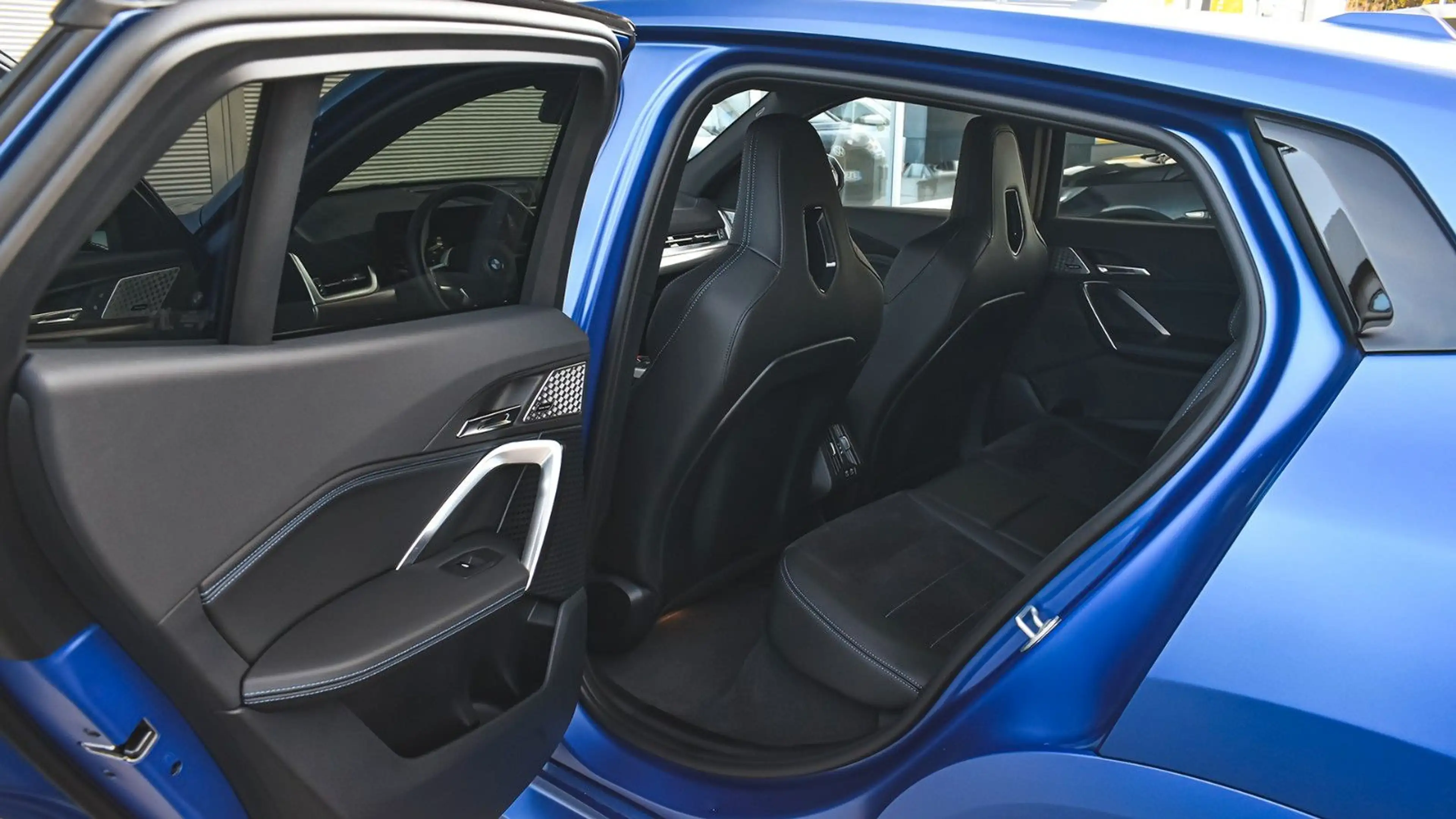 BMW iX2 xDrive30 M Sport — photo 9