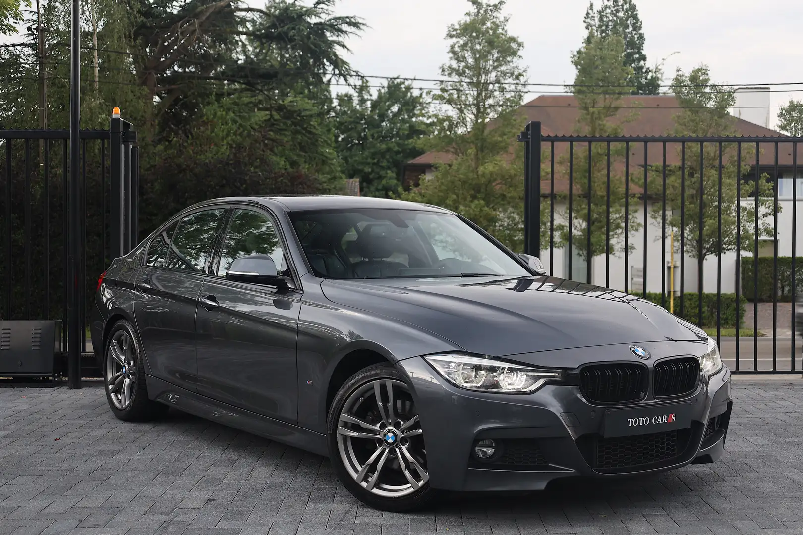 BMW 330 330e Plug-In Hybrid | M-Pack | 1ste Eigenaar | Grijs - 2