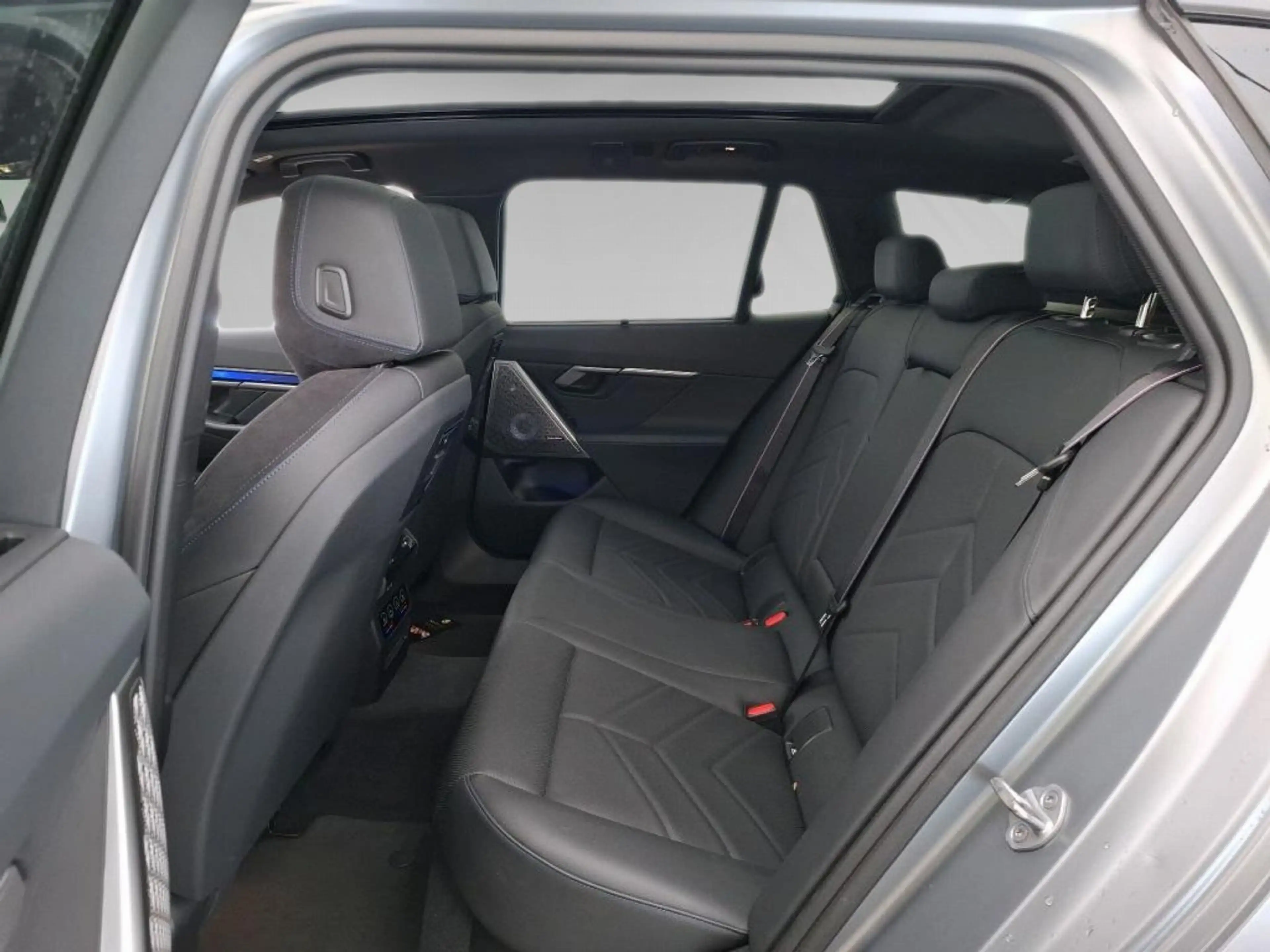 BMW i5 M60 xDrive Touring Inno 360° AHK Pano — photo 9