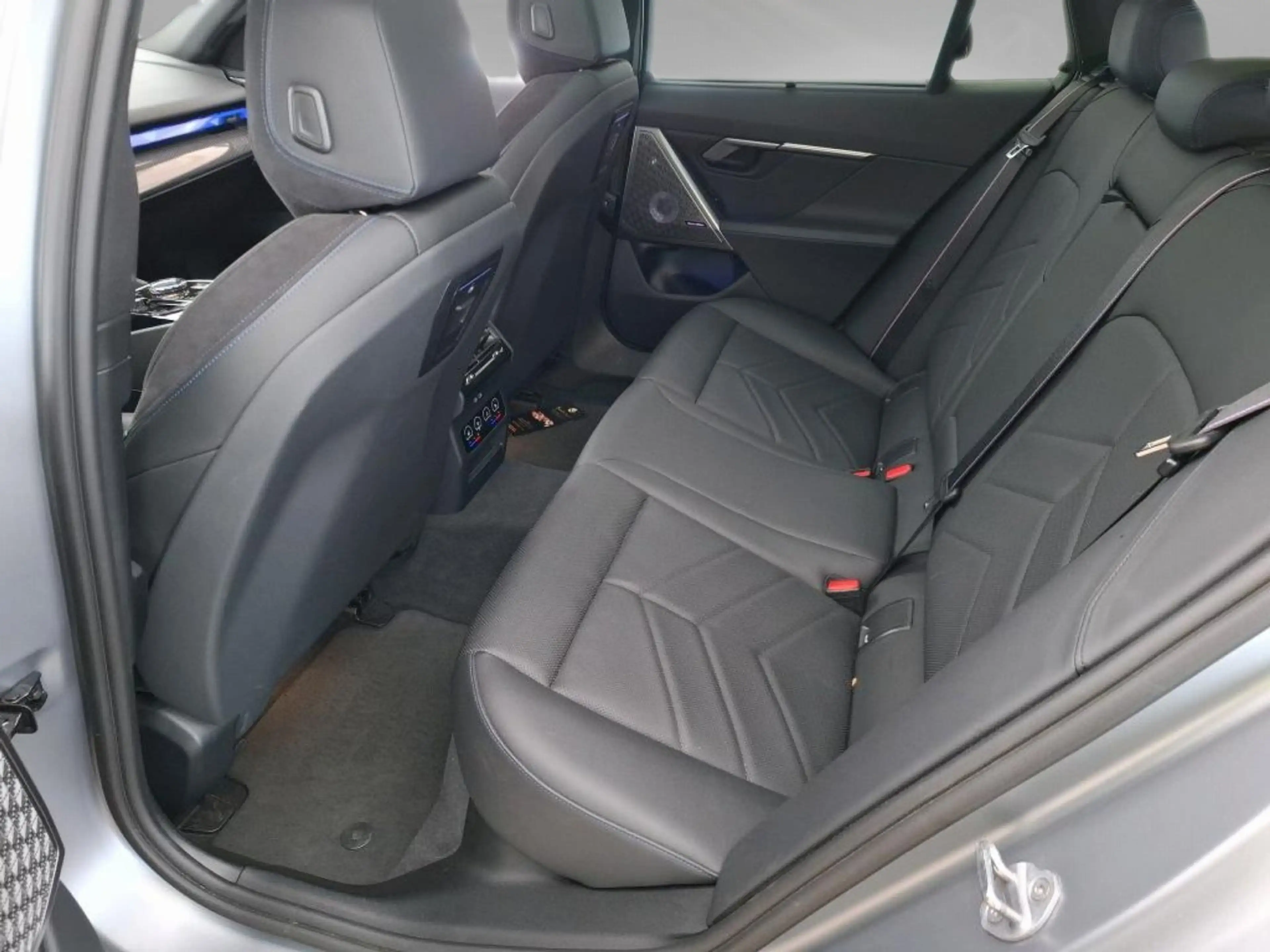 BMW i5 M60 xDrive Touring Inno 360° AHK Pano — photo 10