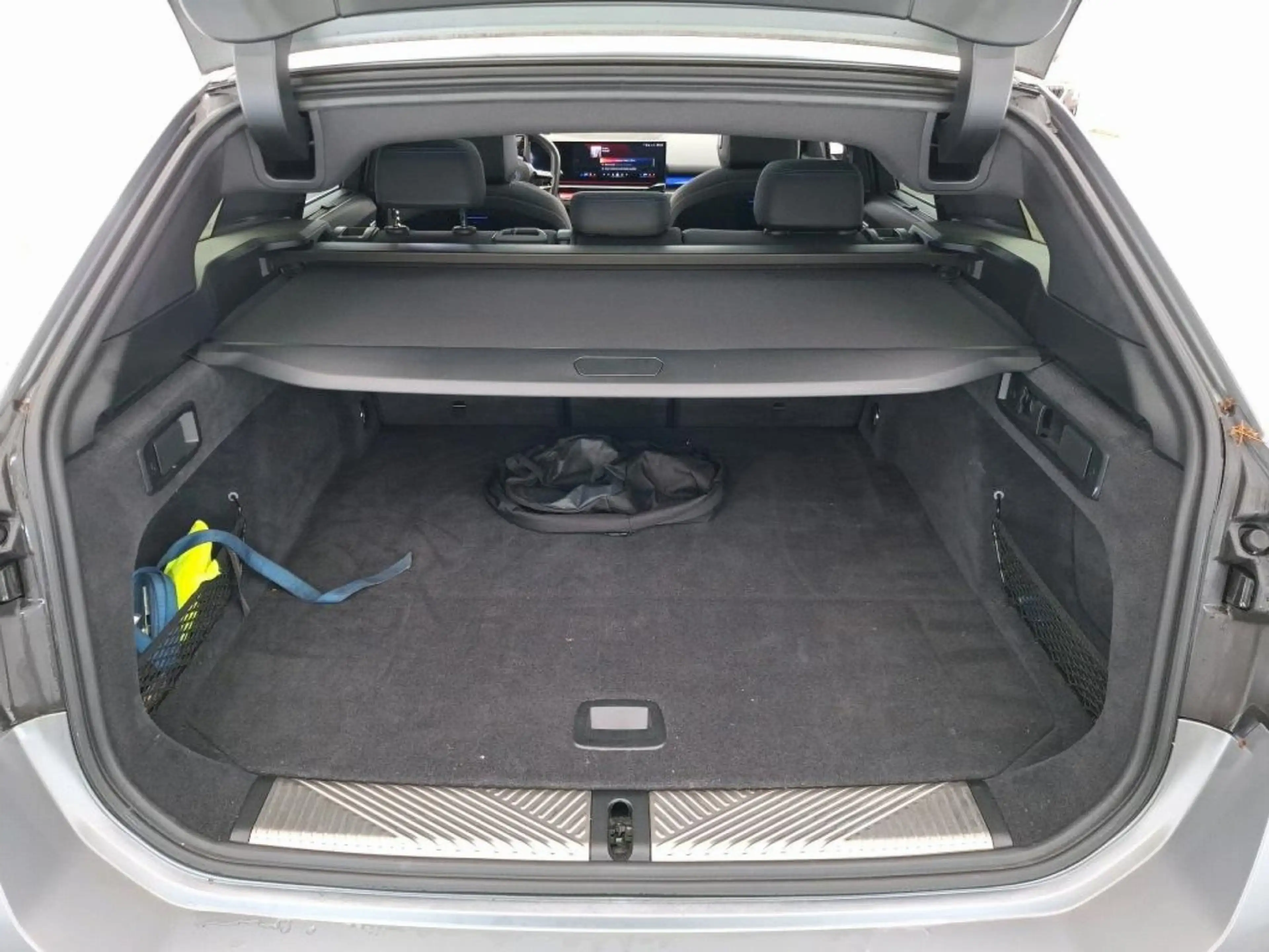 BMW i5 M60 xDrive Touring Inno 360° AHK Pano — photo 11