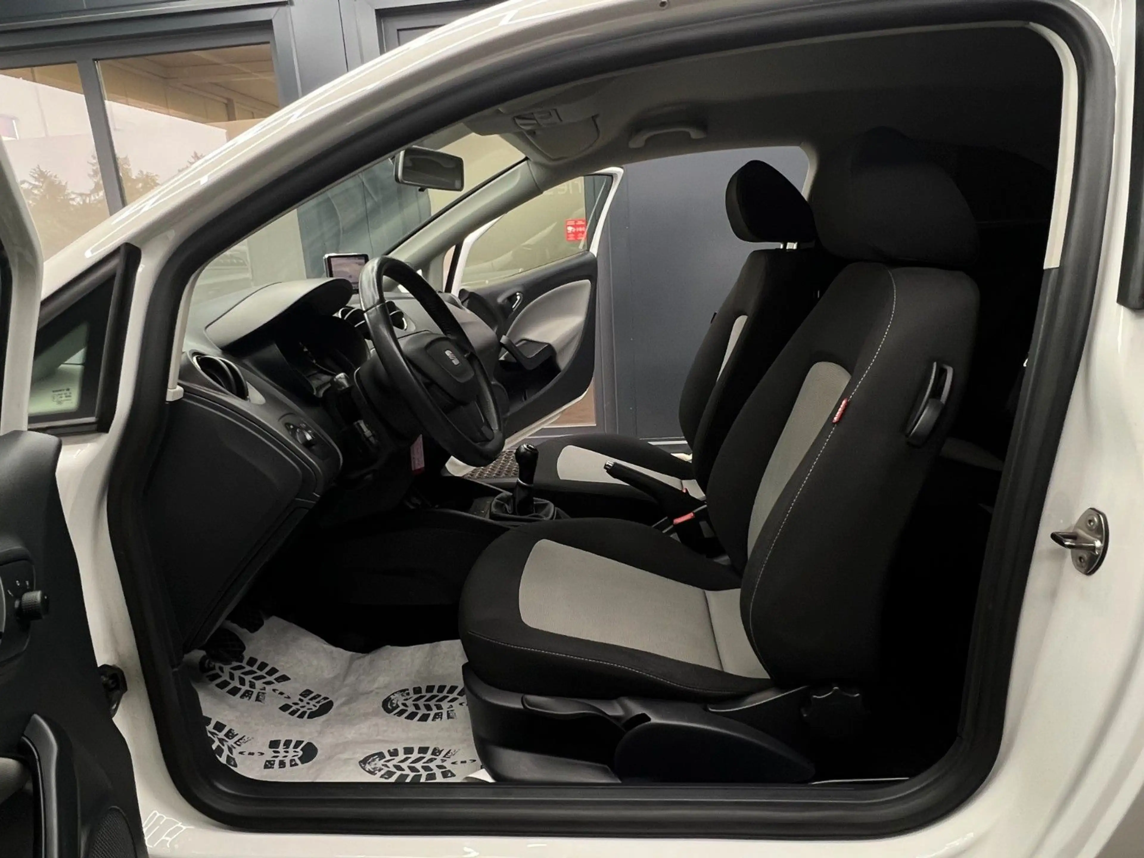 SEAT Ibiza 1.4 Style Salsa CLIMATRONIC NAVI+BT SITZH — photo 12