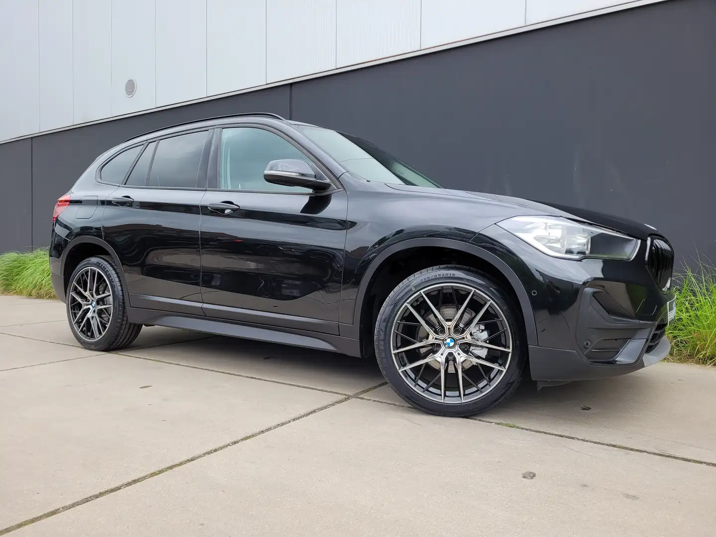 BMW X1 1.5 dA sDrive*AUT.*EL.KOFFER*PDC*NAVI*BLUETOOTH* Zwart - 1