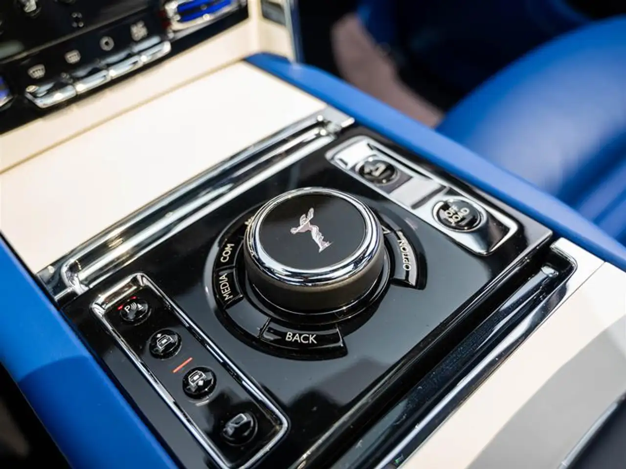Rolls-Royce Cullinan снимка Rolls-Royce Cullinan