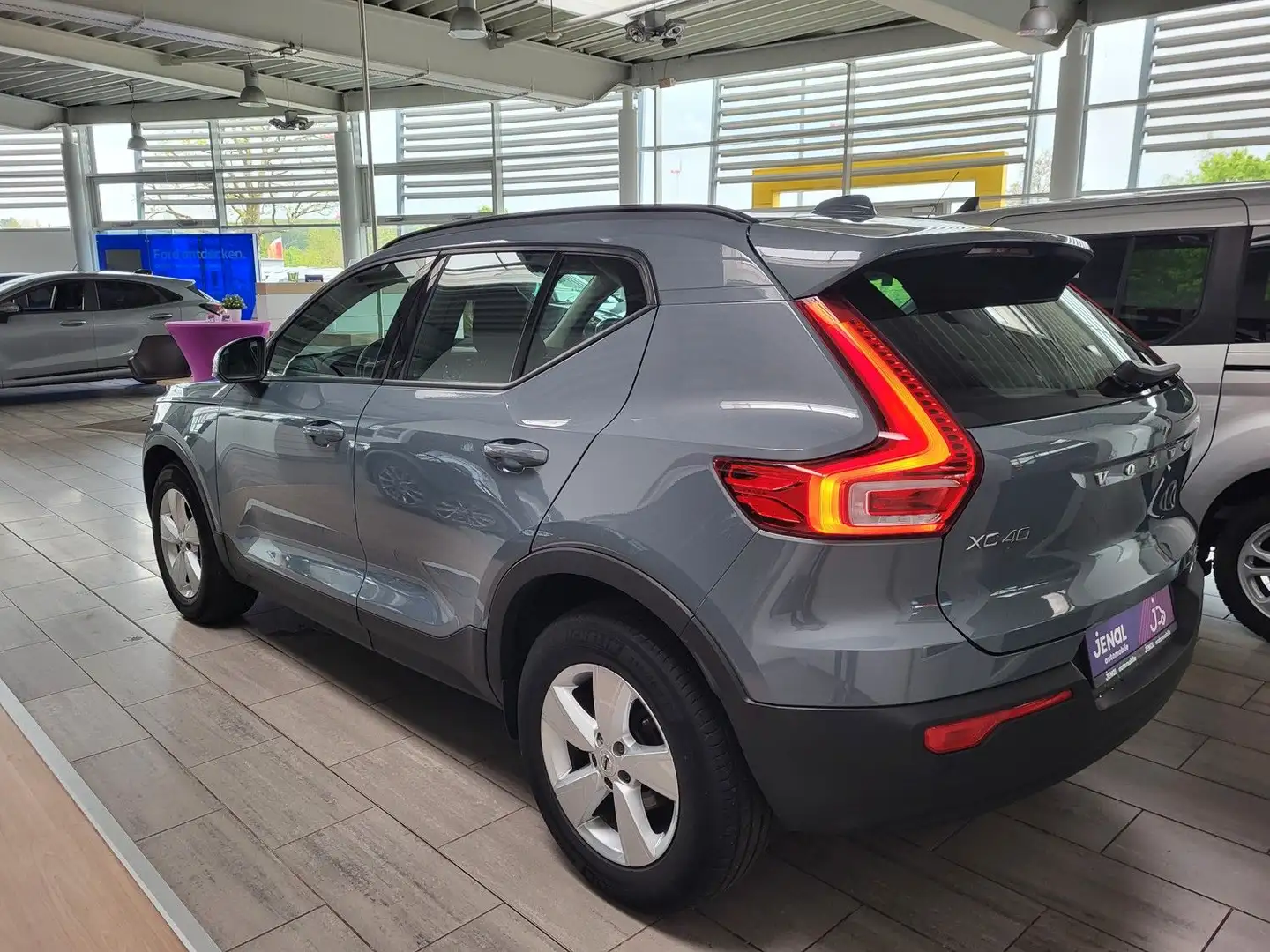 Volvo XC40 Momentum Core WINTER-P./PDC/KAMERA/NAVI Grau - 2