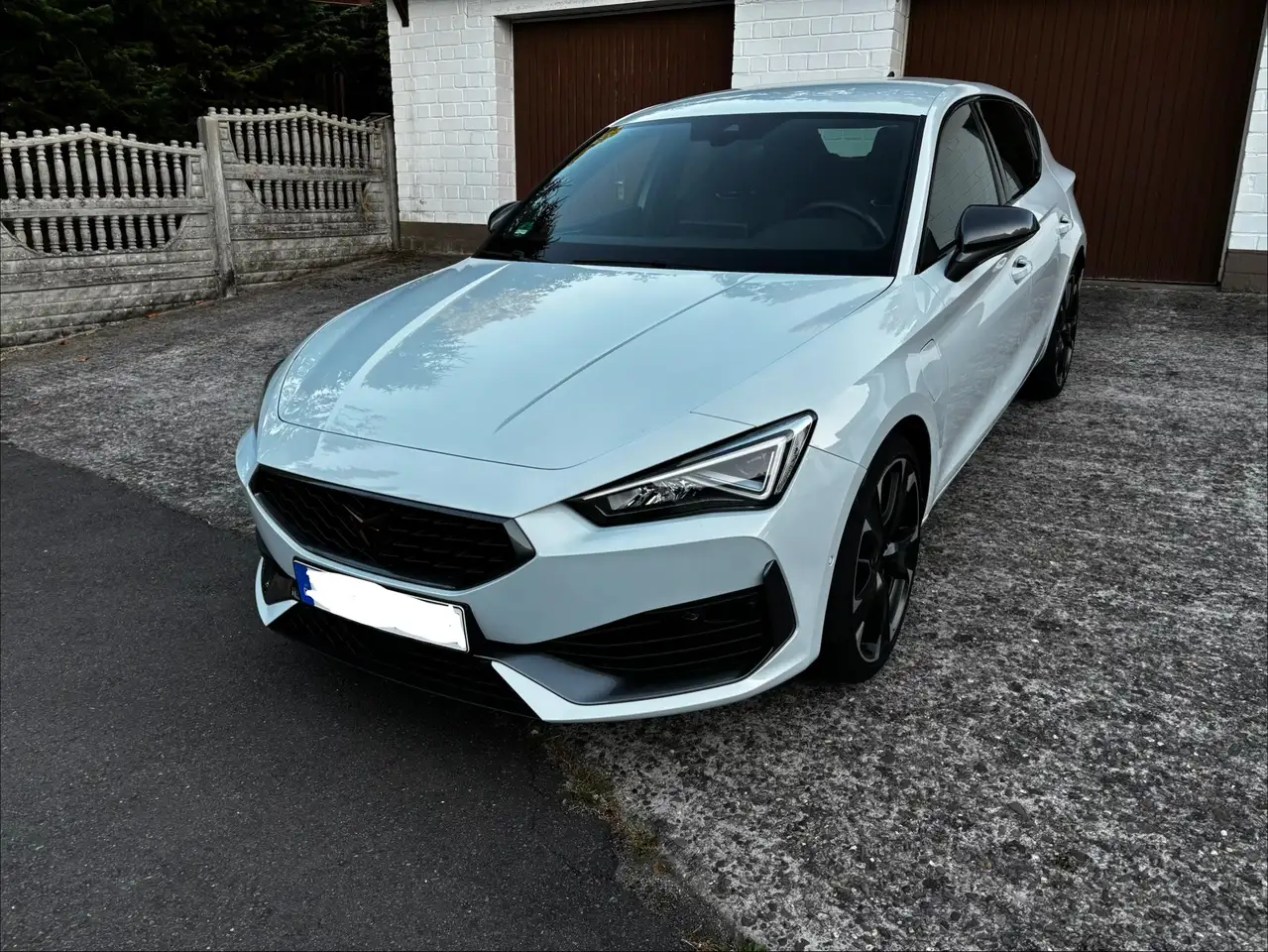 CUPRA Leon Leon 1.4 e-Hybrid (180 kW System) VZ — photo 1 of 16