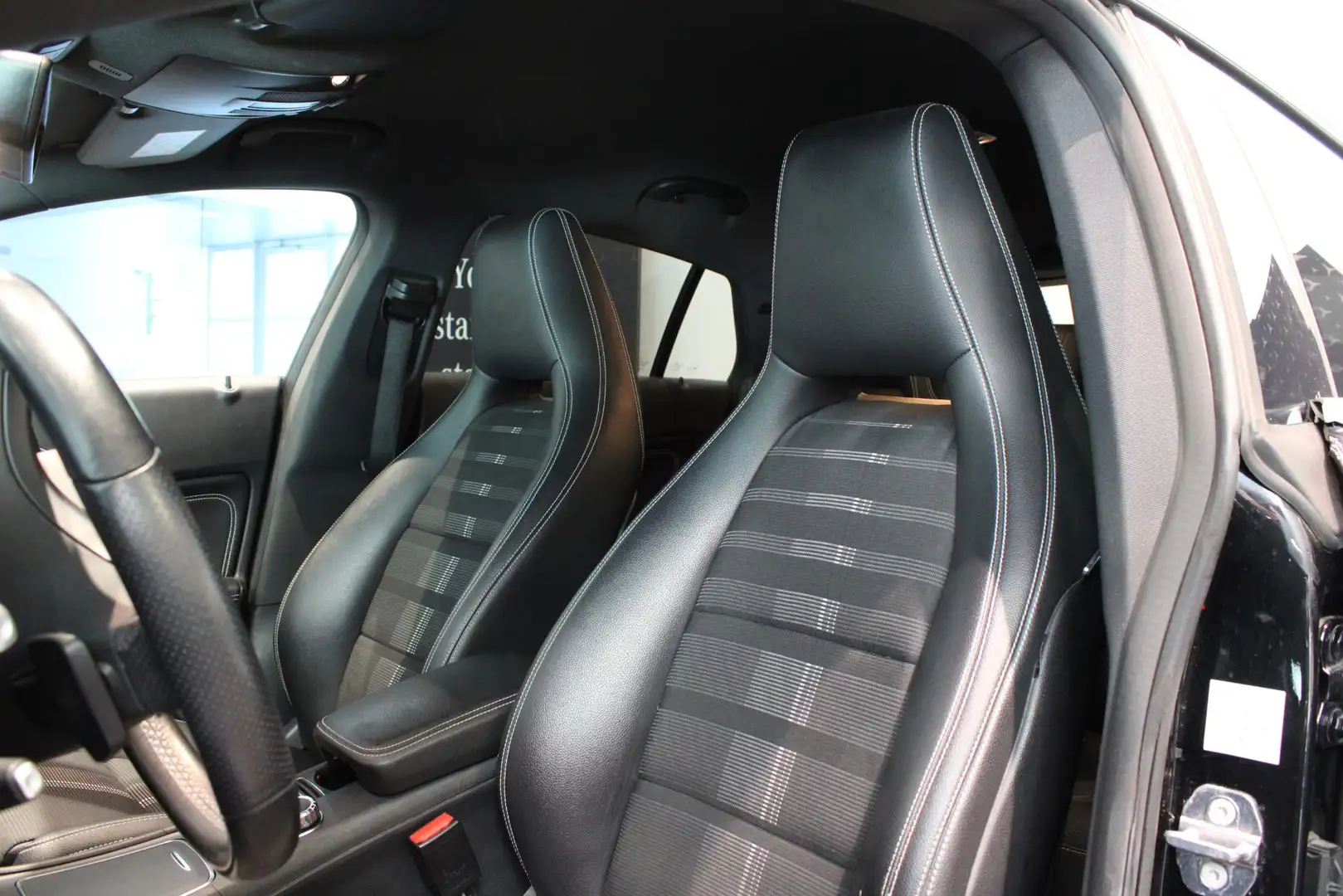 Mercedes-Benz CLA 180 Shooting Brake Luxury Line | Achteruitrijcamera | Zwart - 2