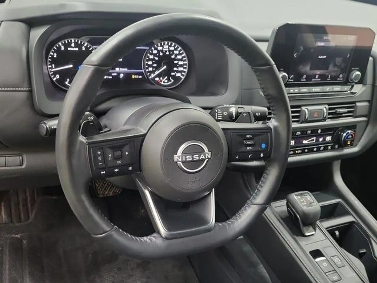 Nissan Pathfinder снимка Nissan Pathfinder