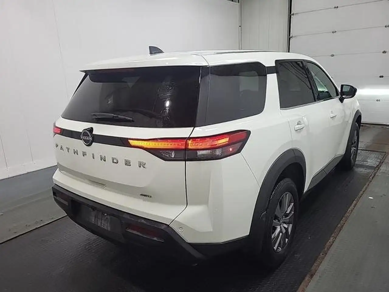 Nissan Pathfinder снимка Nissan Pathfinder