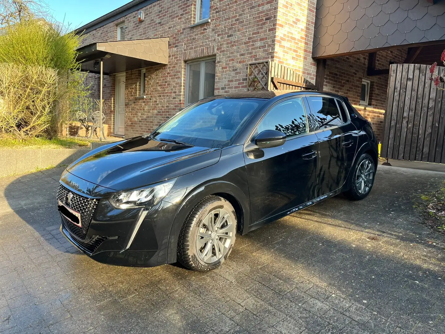 Peugeot e-208 50 kWh Allure Pack crna - 1
