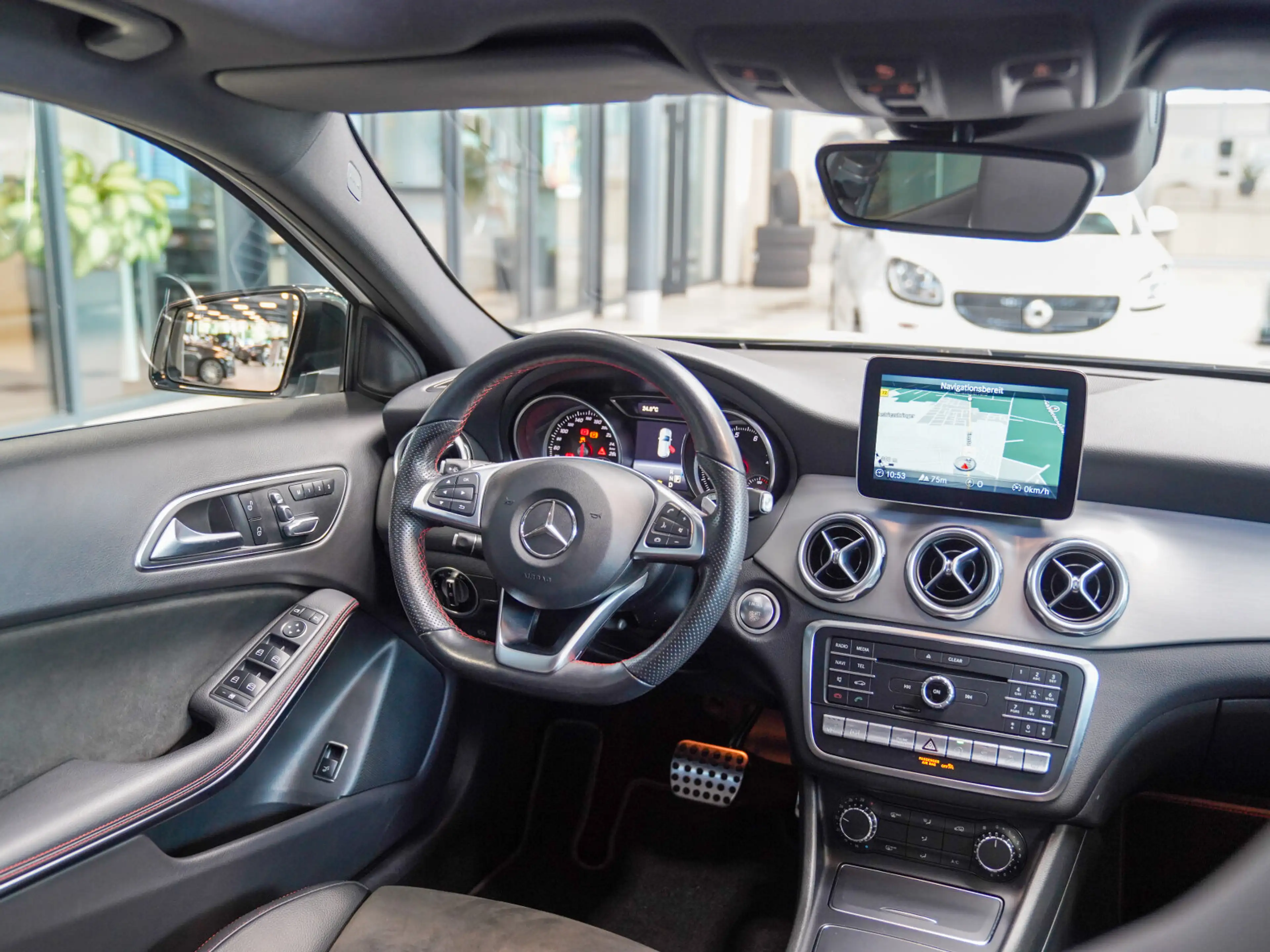 Mercedes-Benz GLA 250 4M AMG Line Night Panorama LED AHK Memo — photo 12