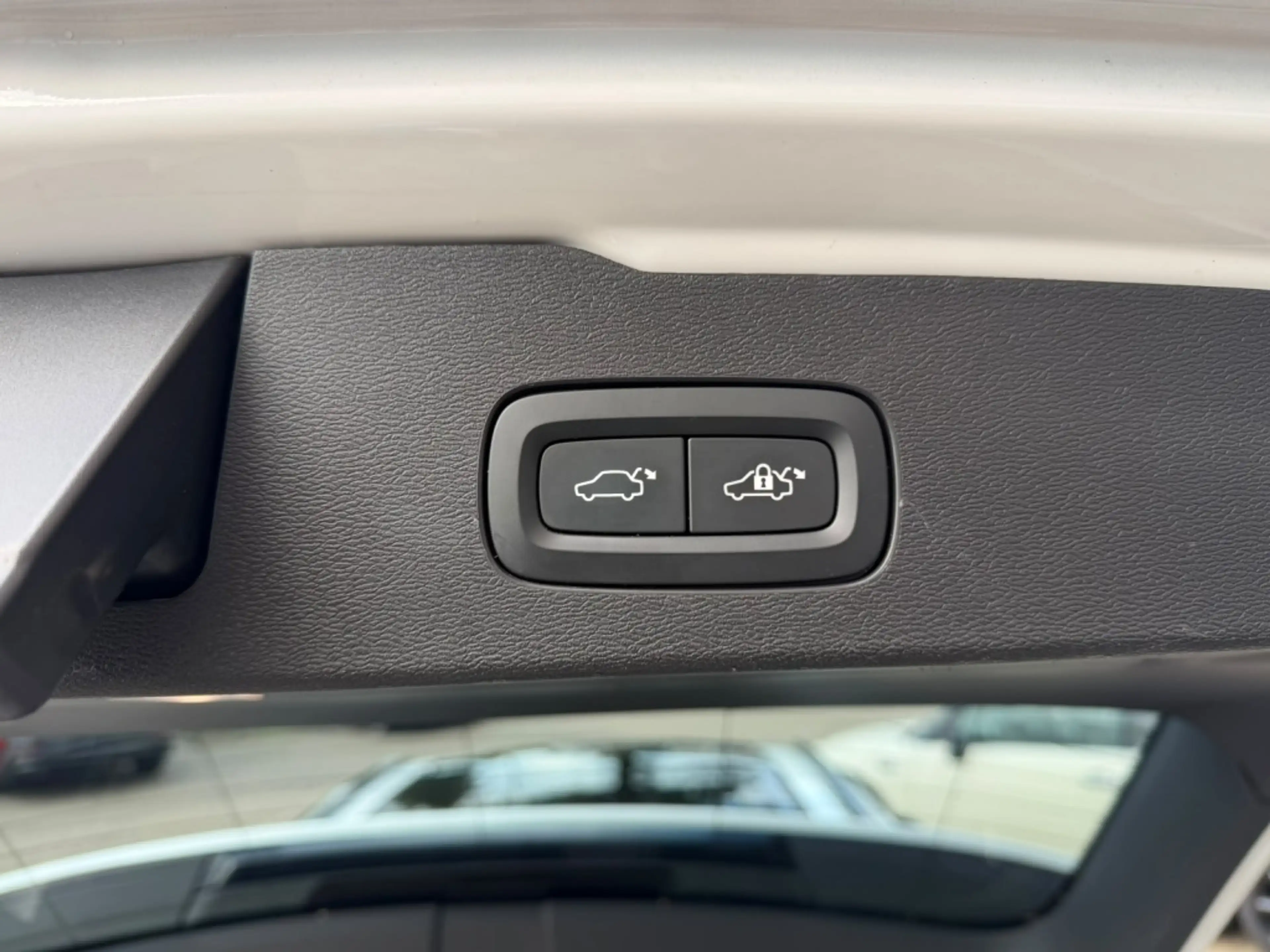 Volvo V60 2.0 B3 R-Design — photo 21