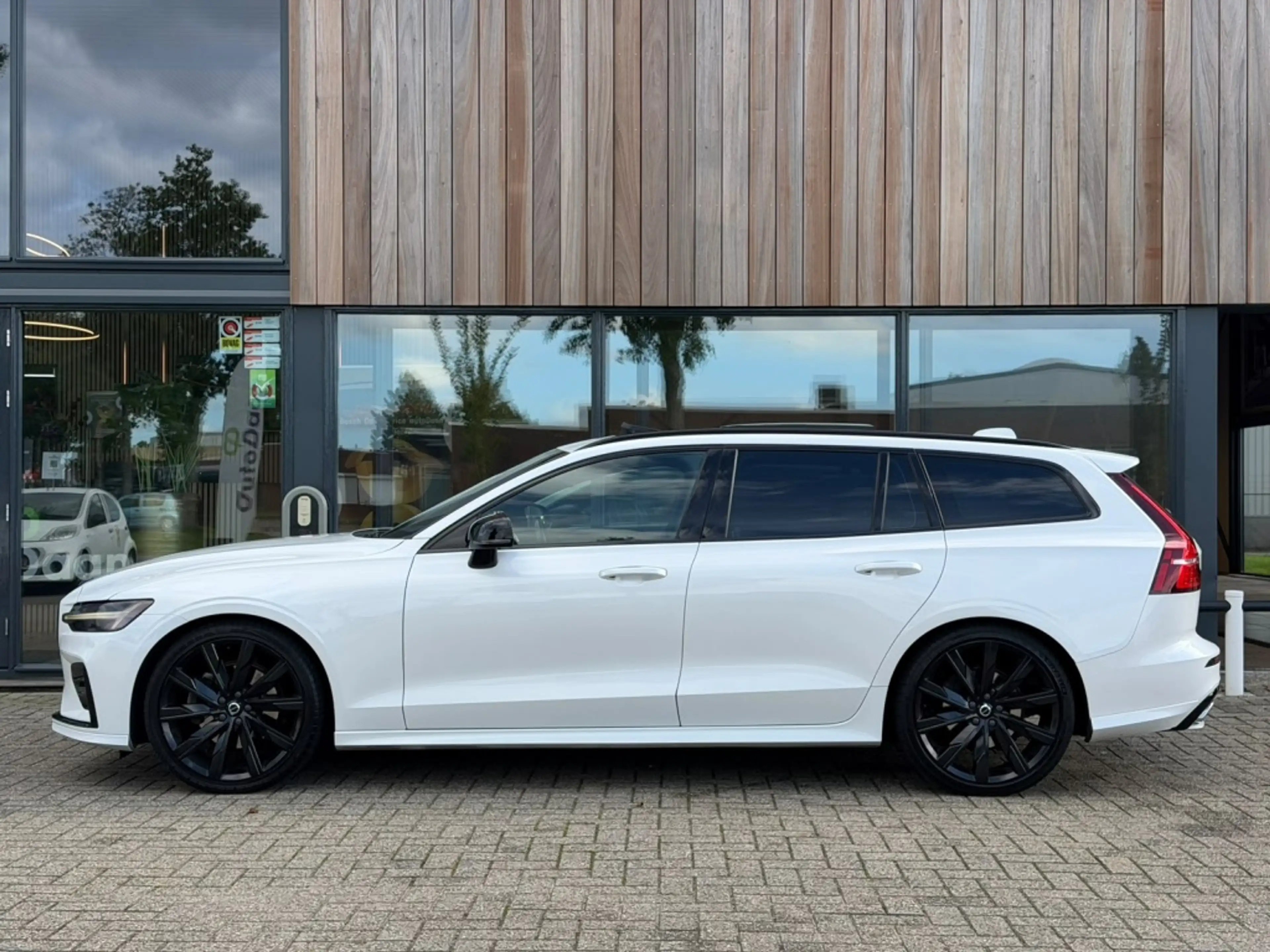 Volvo V60 2.0 B3 R-Design — photo 20