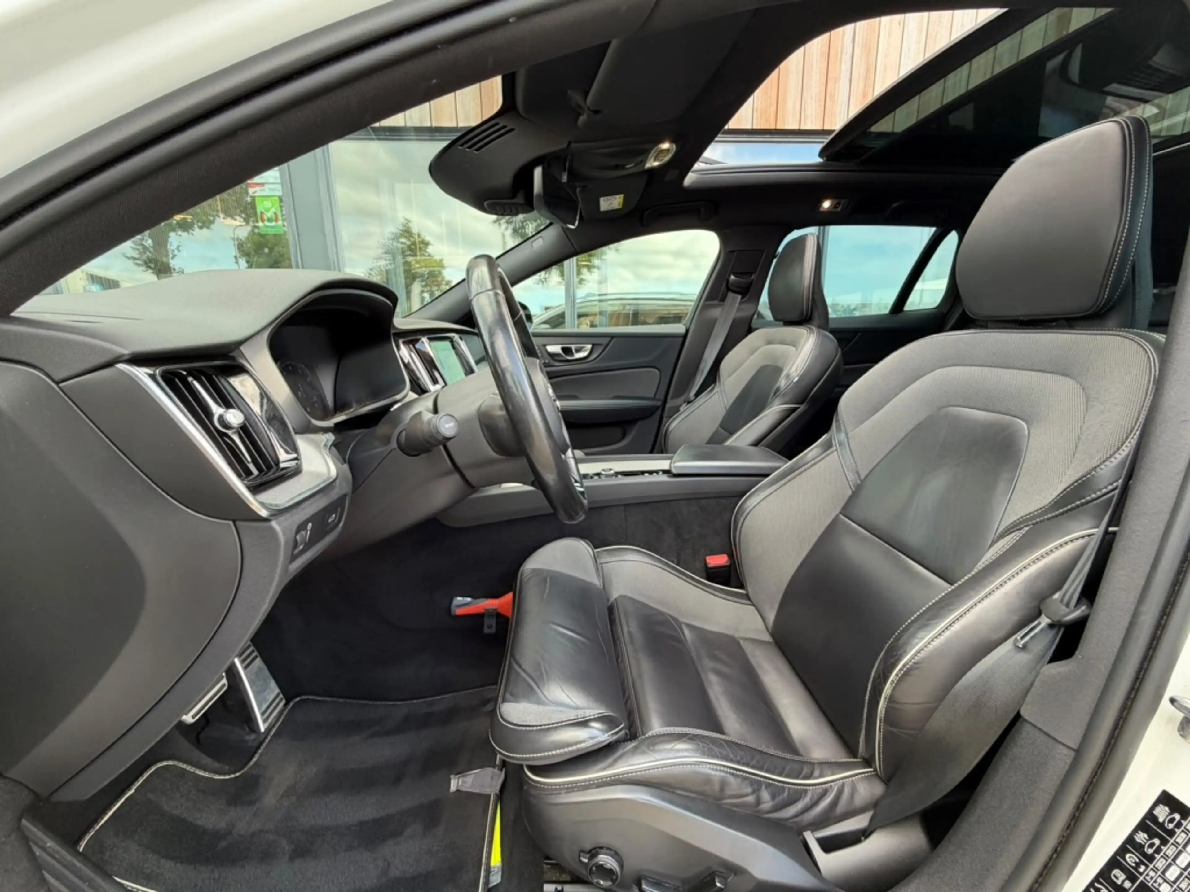 Volvo V60 2.0 B3 R-Design — photo 6