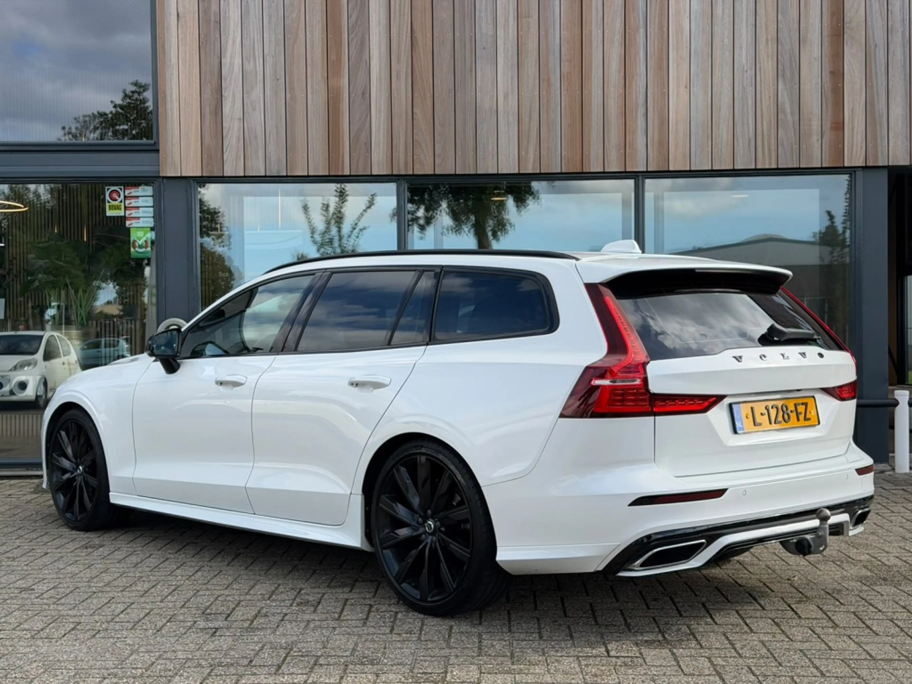 Volvo V60 2.0 B3 R-Design — photo 38