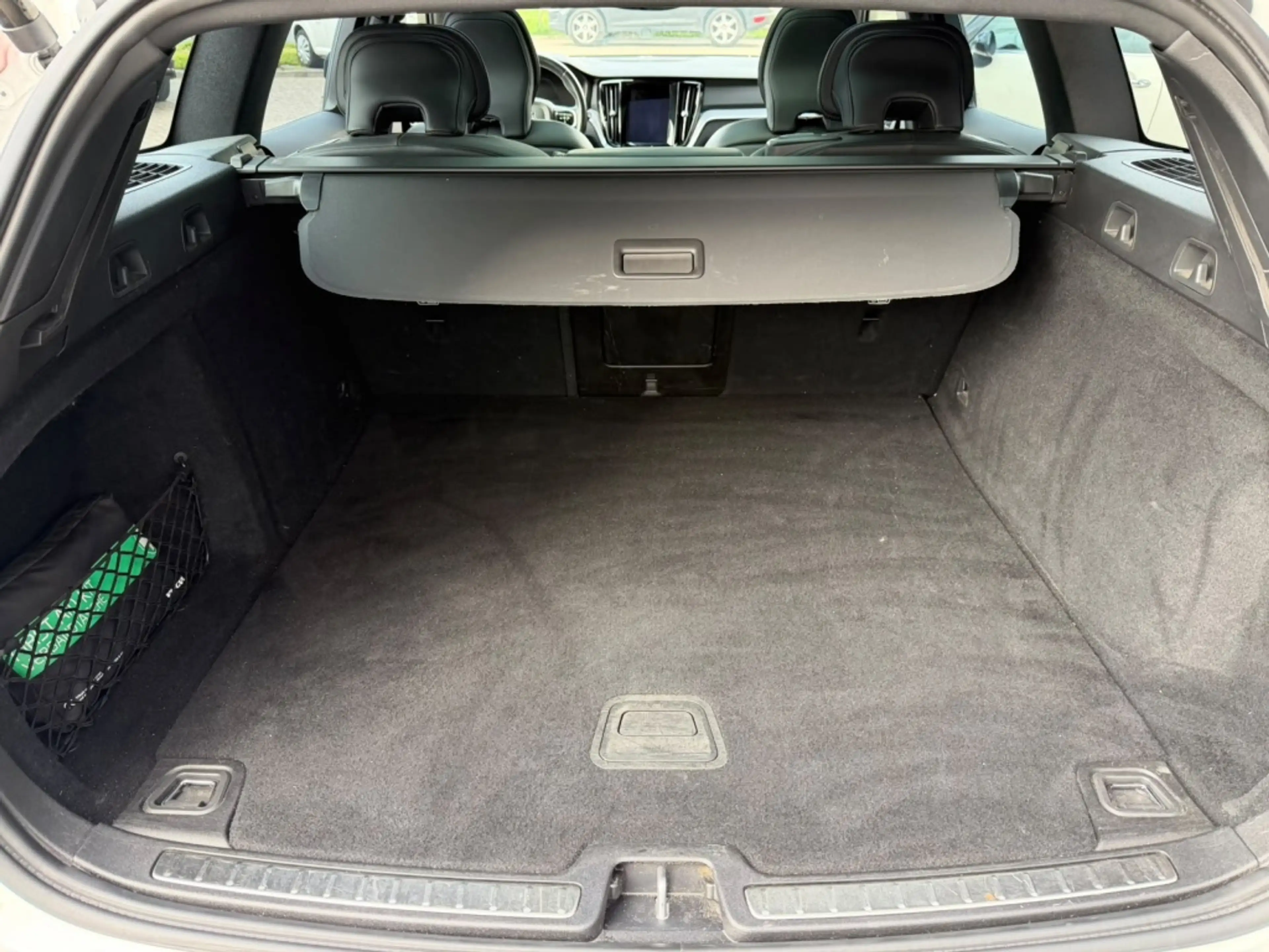 Volvo V60 2.0 B3 R-Design — photo 19