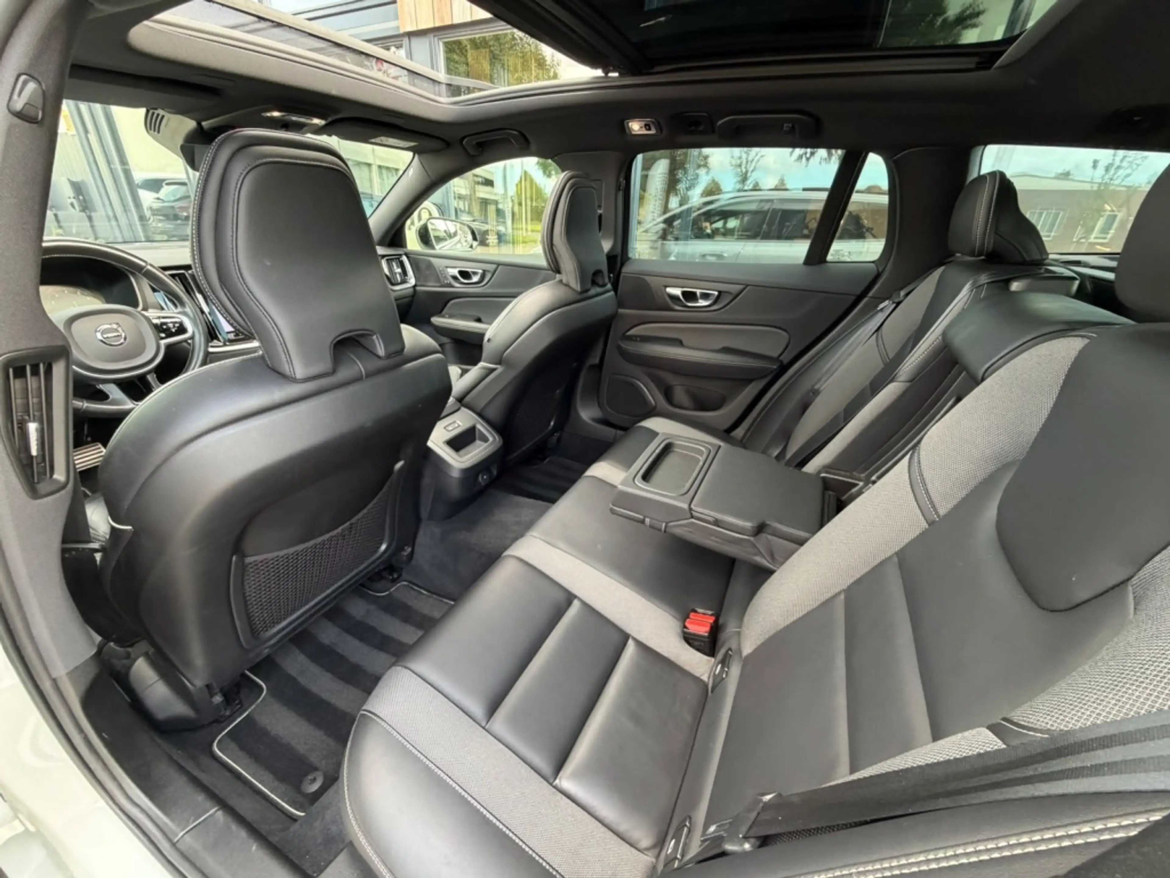 Volvo V60 2.0 B3 R-Design — photo 8