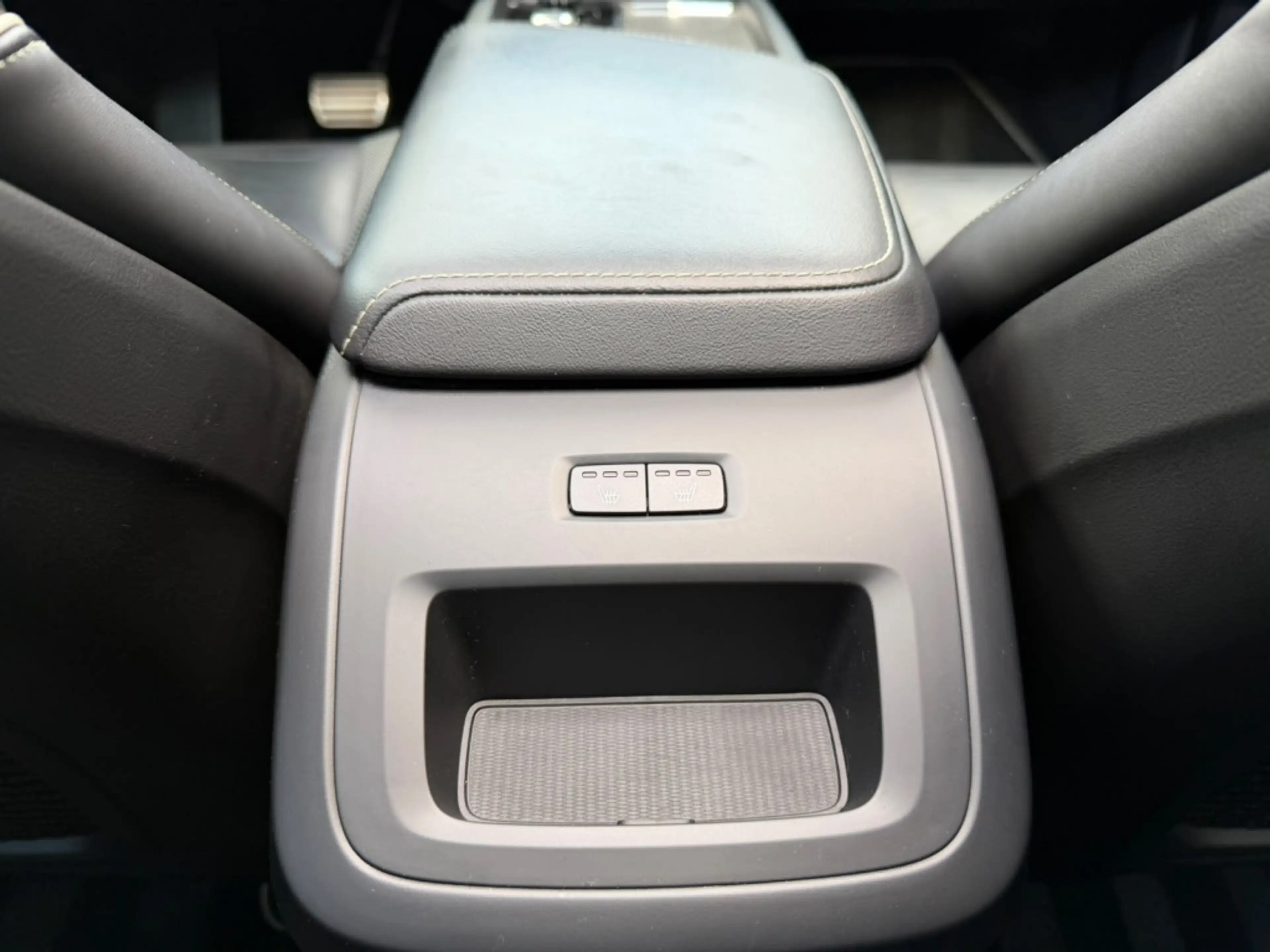 Volvo V60 2.0 B3 R-Design — photo 23