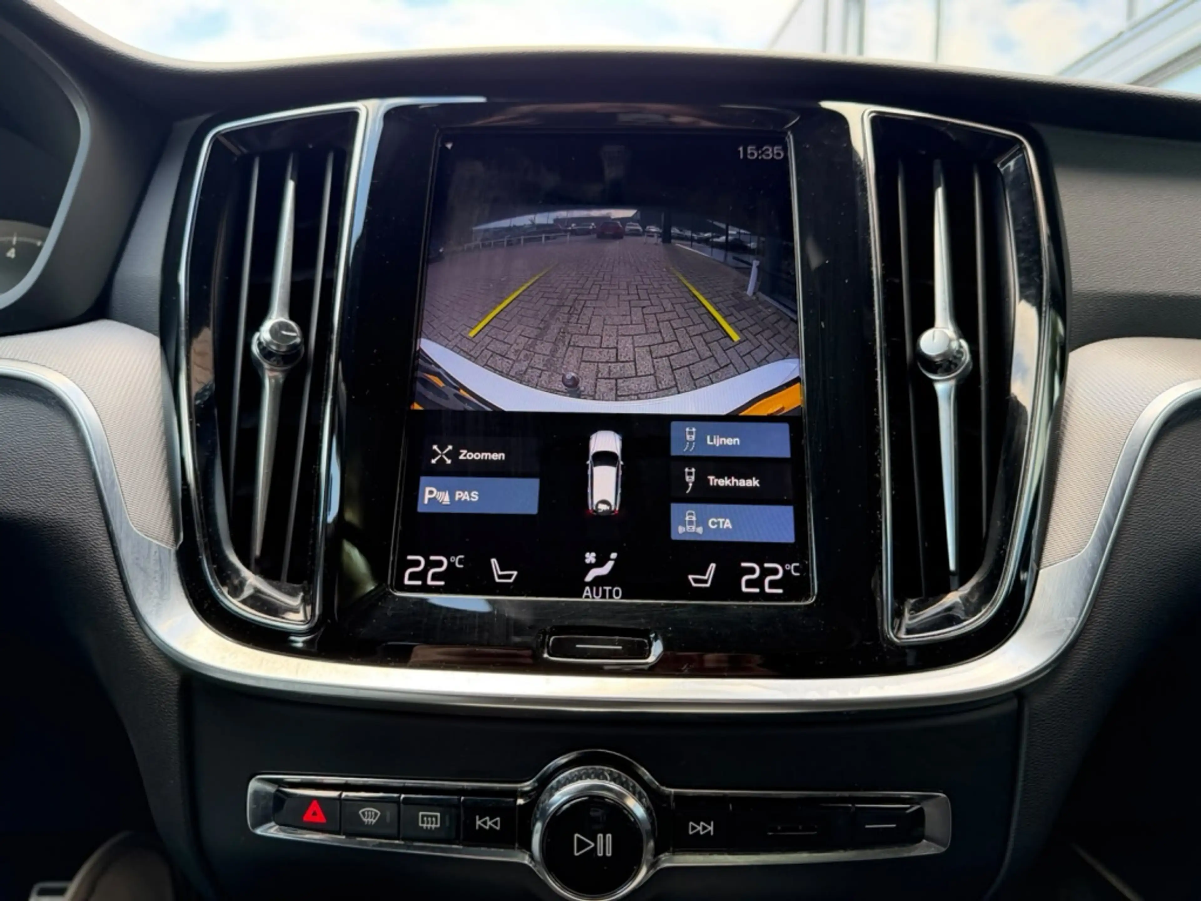 Volvo V60 2.0 B3 R-Design — photo 30