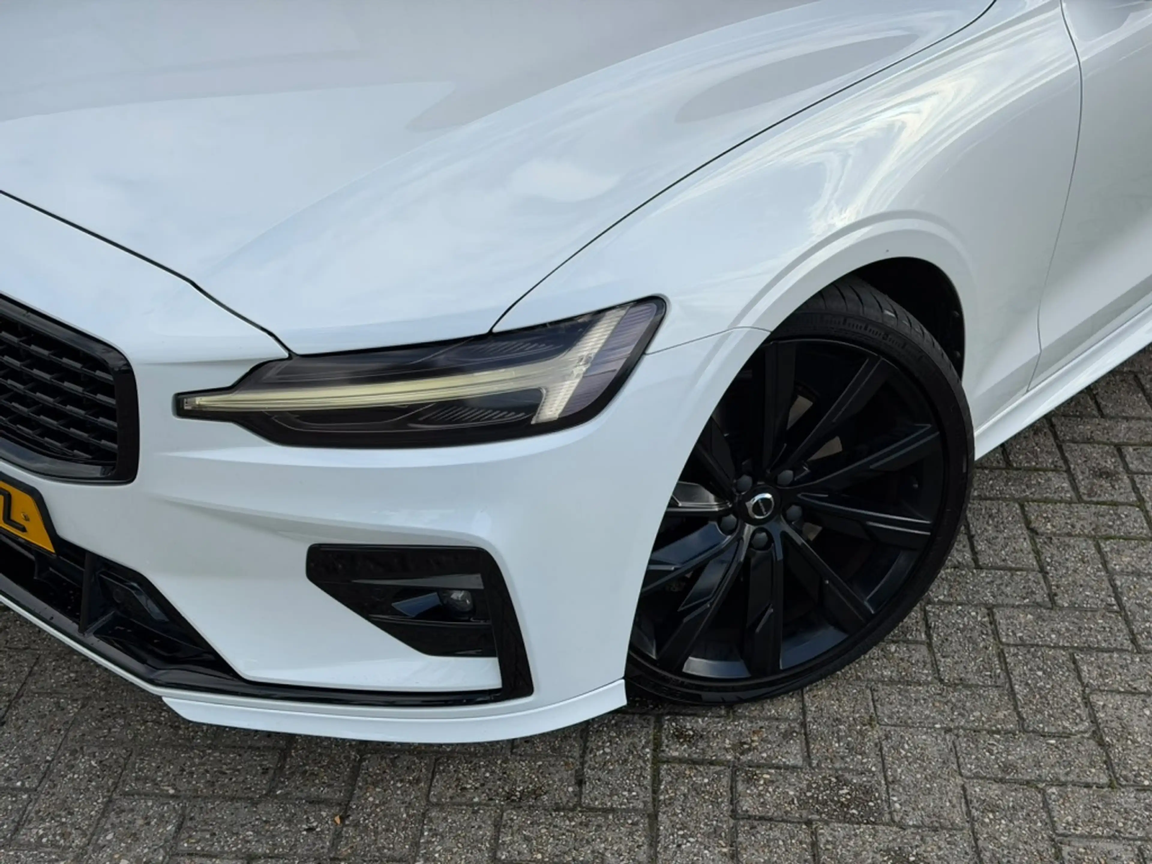 Volvo V60 2.0 B3 R-Design — photo 14