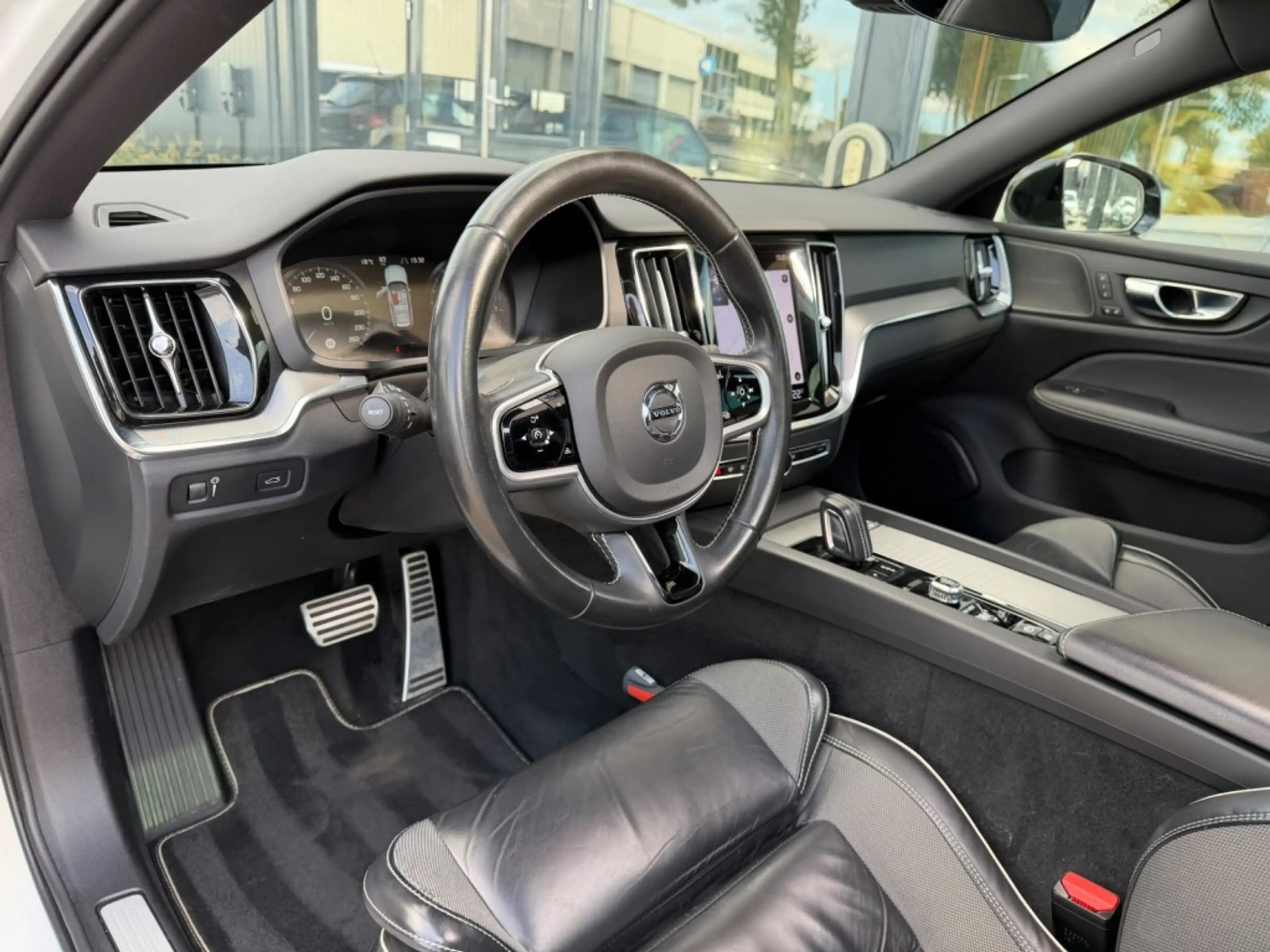 Volvo V60 2.0 B3 R-Design — photo 5
