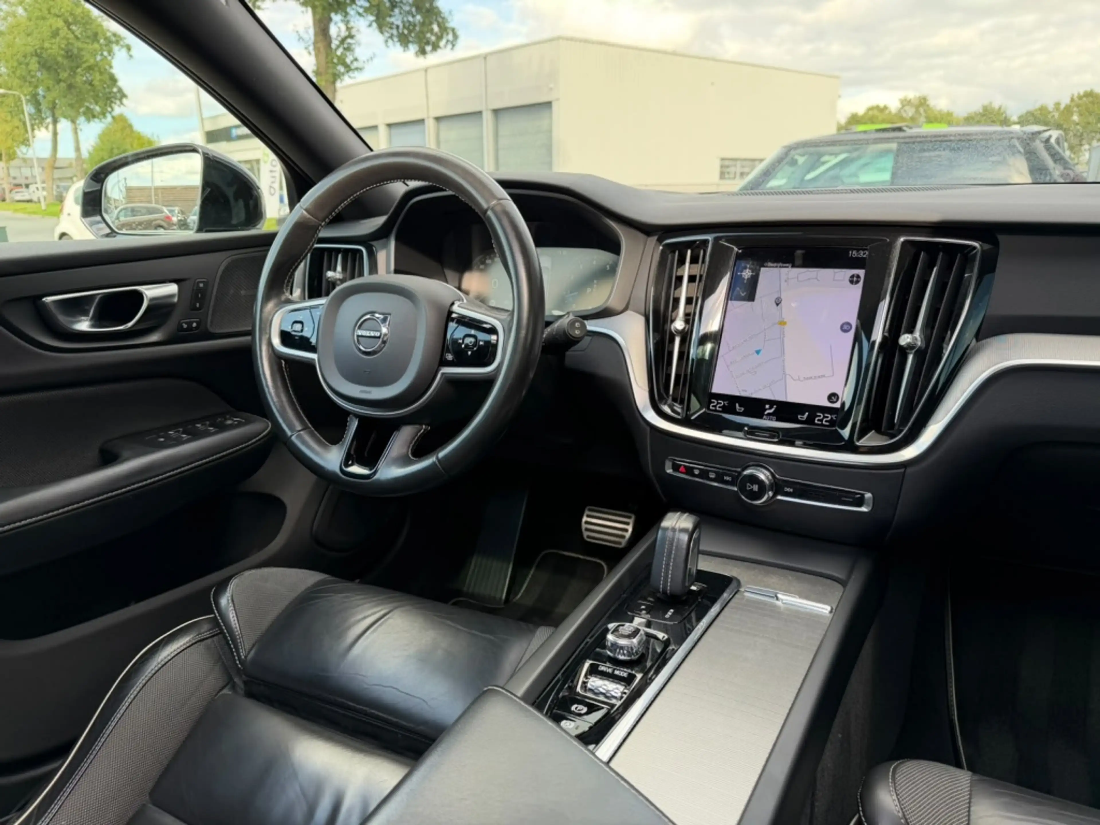 Volvo V60 2.0 B3 R-Design — photo 24